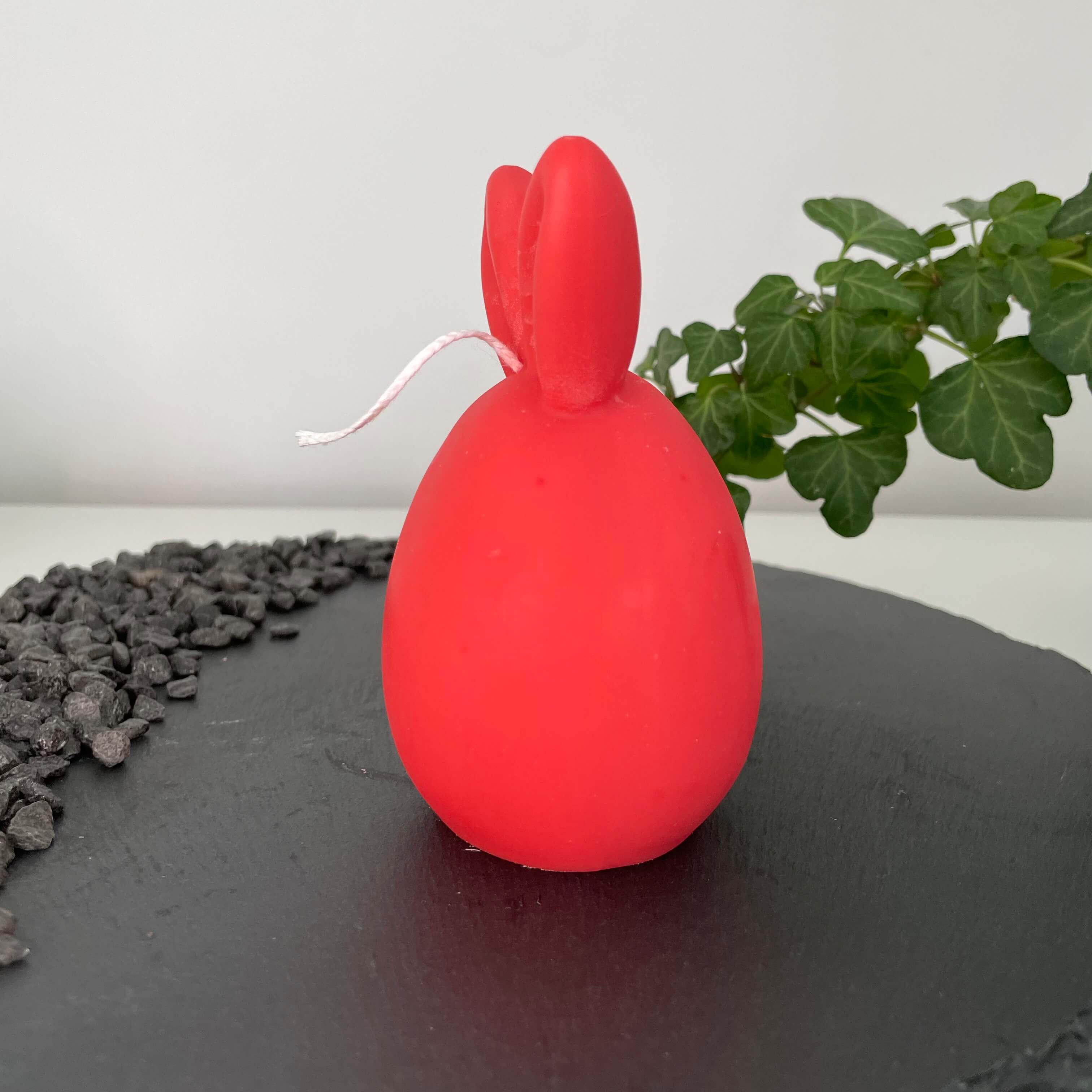 Hier sieht man unsere Bunny Breeze Easter Egg Kerzen. Mit ihrem Hasen und Osterei Design sind sie perfekt als Dekoration geeignet. Sie sehen elegant, ästhetisch und stilvoll aus. In Rot.