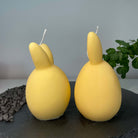 Hier sieht man unsere Bunny Breeze Easter Egg Kerzen. Mit ihrem Hasen und Osterei Design sind sie perfekt als Dekoration geeignet. Sie sehen elegant, ästhetisch und stilvoll aus. In Gelb.