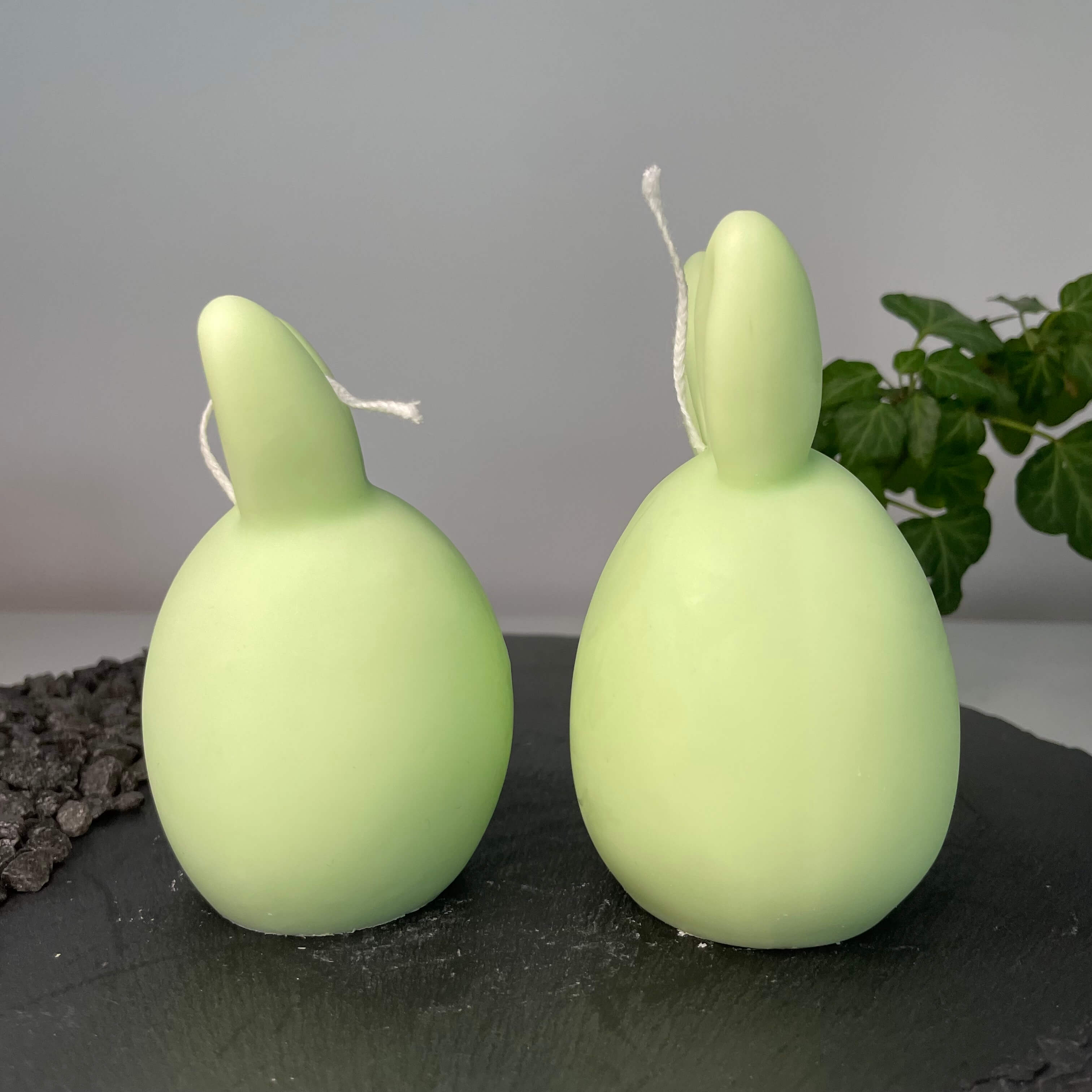 Hier sieht man unsere Bunny Breeze Easter Egg Kerzen. Mit ihrem Hasen und Osterei Design sind sie perfekt als Dekoration geeignet. Sie sehen elegant, ästhetisch und stilvoll aus. In Hellgrün.