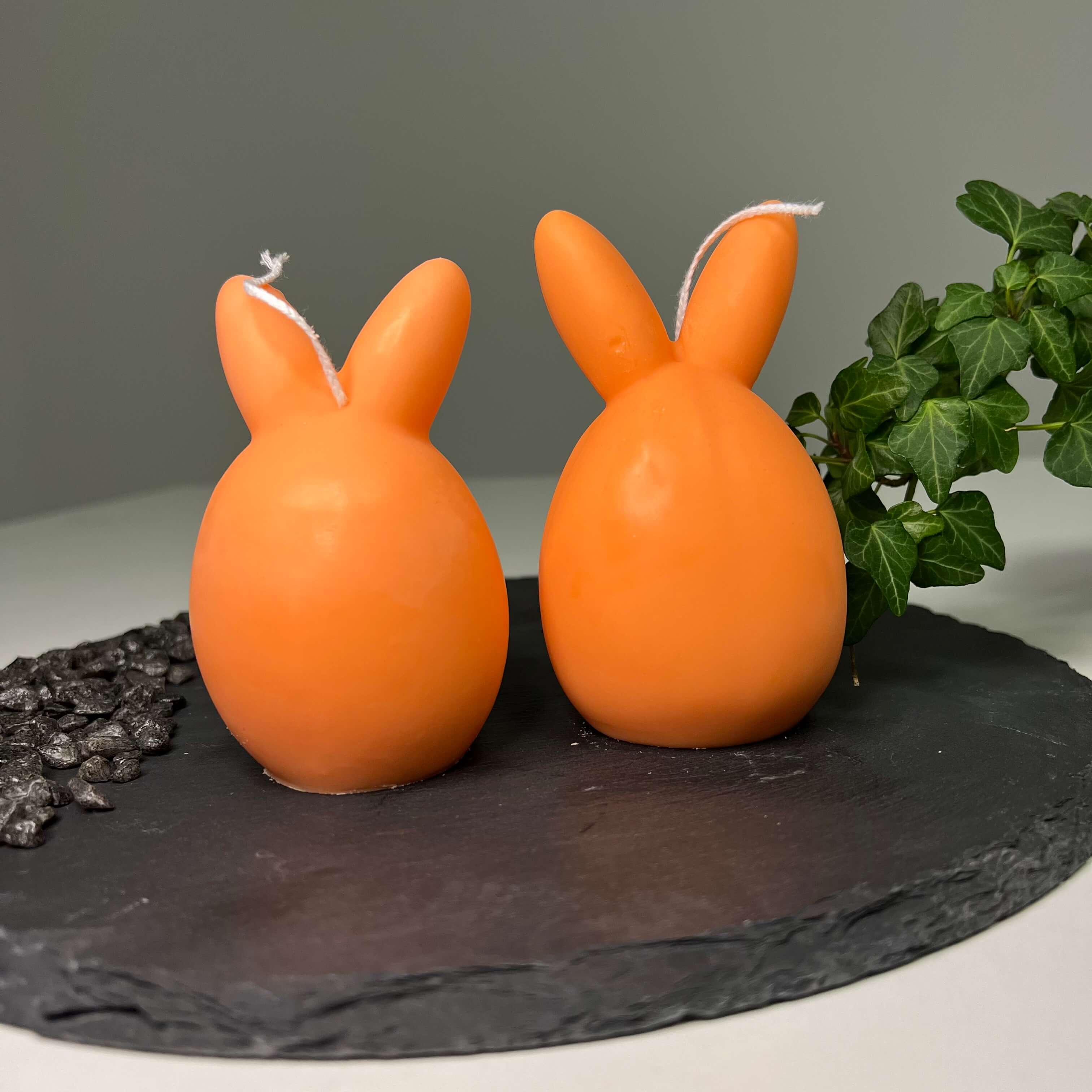 Dargestellt sind unsere Osterkerzen Bunny Breeze Easter Egg. Sie sind handgemacht aus Sojawachs. Ihr Design ist einzigartig. Diese Osterkerzen sind ein Unikat.