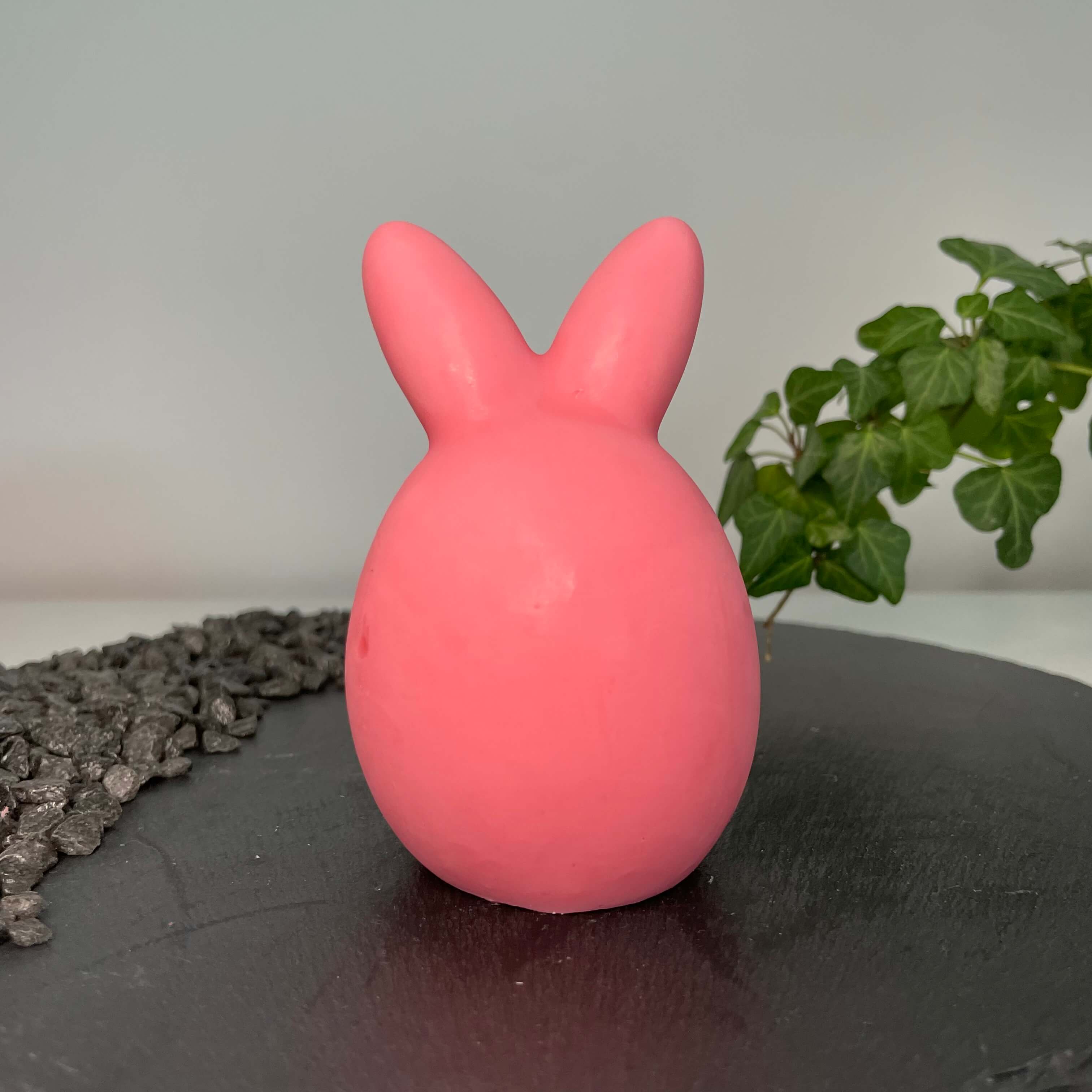 Unsere Bunny Breeze Easter Egg Kerzen sind mit ihrem Osterei und Hasen Design perfekt als Ostergeschenk und Gastgeschenk geeignet. Sie sind aus hochwertigem Sojawachs handgefertigt. In Pink.