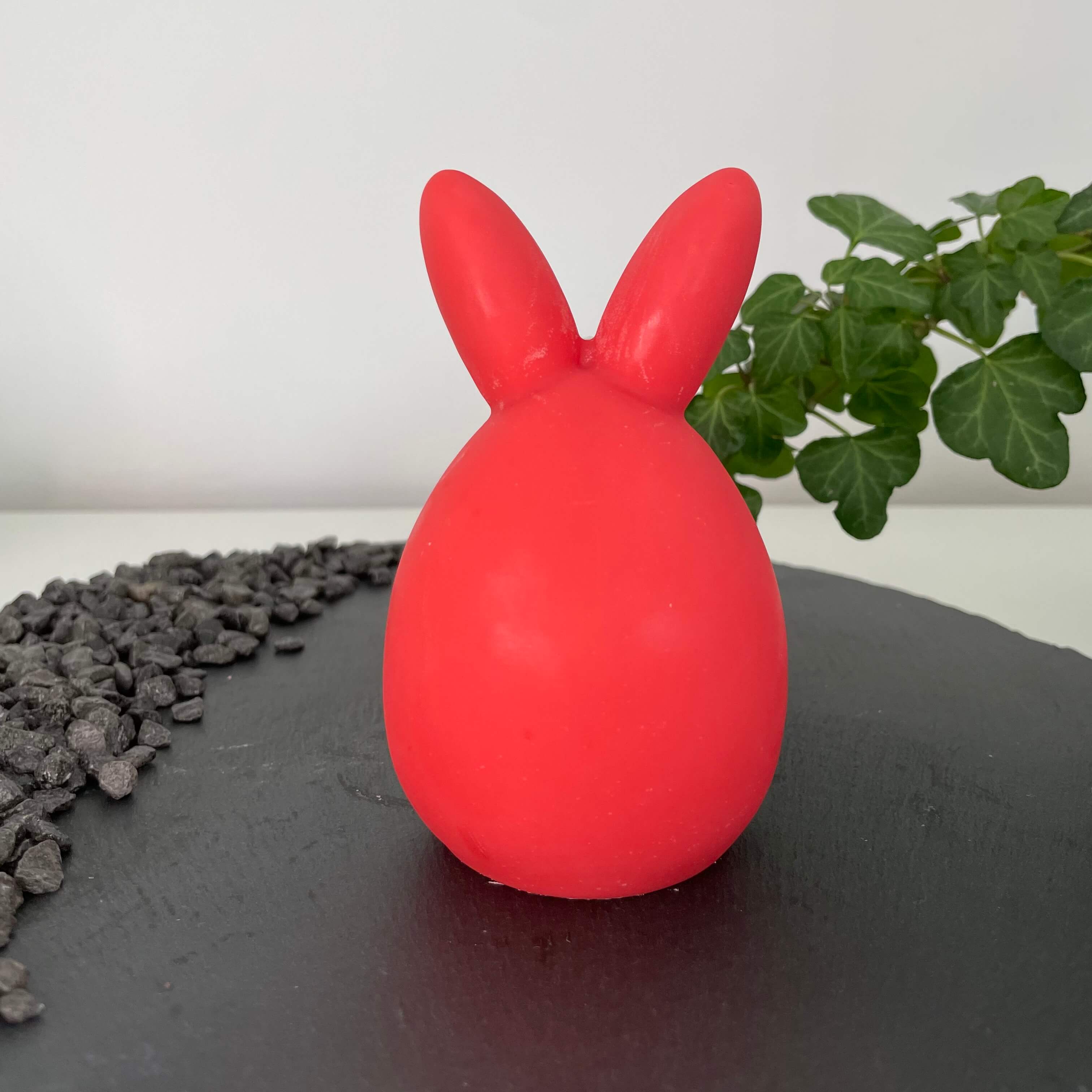 Unsere Bunny Breeze Easter Egg Kerzen sind mit ihrem Osterei und Hasen Design perfekt als Ostergeschenk und Gastgeschenk geeignet. Sie sind aus hochwertigem Sojawachs handgefertigt. In Rot.