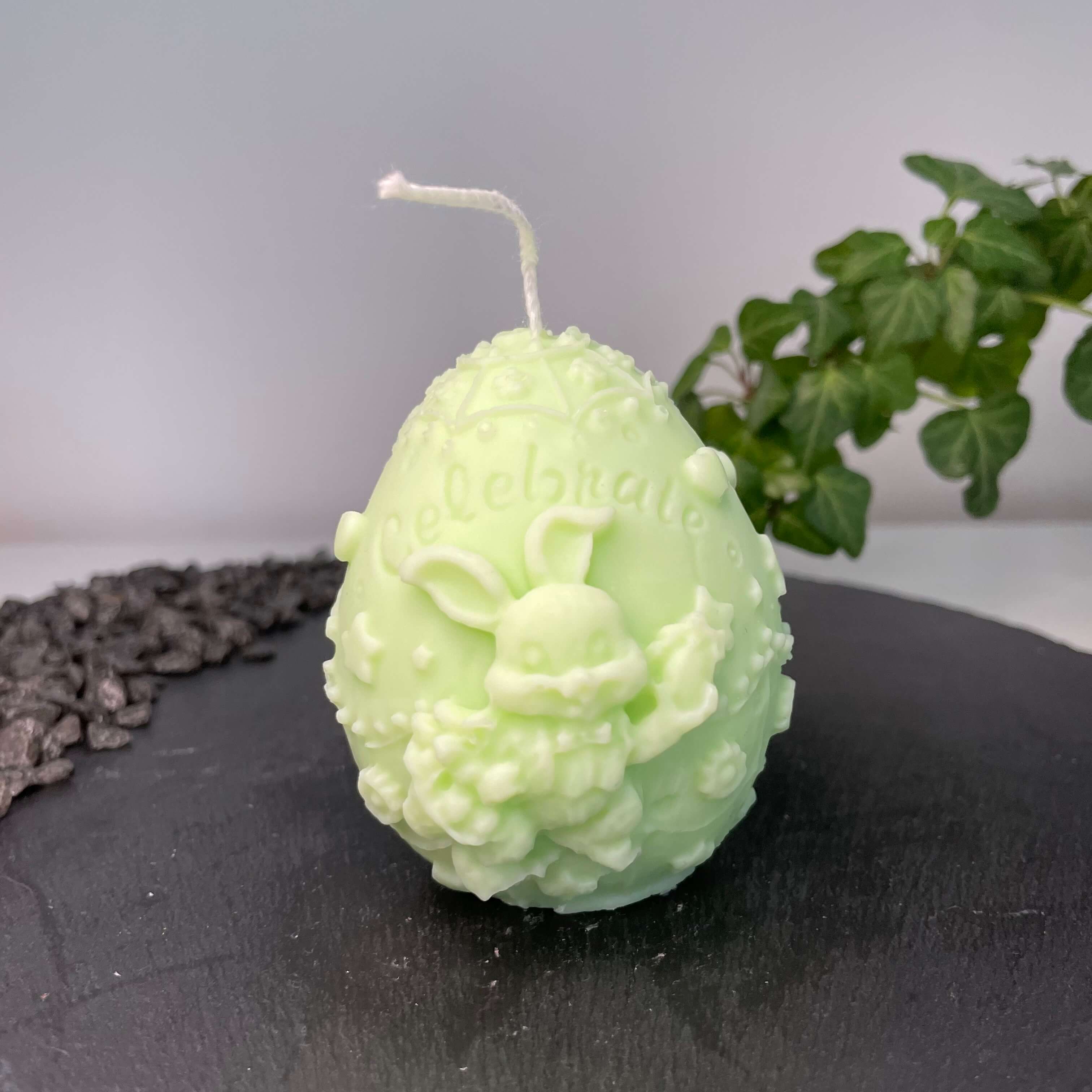 Auf diesem Bild sieht man unsere Bunny Celebration Egg Kerze. Sie ist handgemacht aus Sojawachs. Zudem ist sie auch nachhaltig, vegan und umweltfreundlich. In hellgrün.