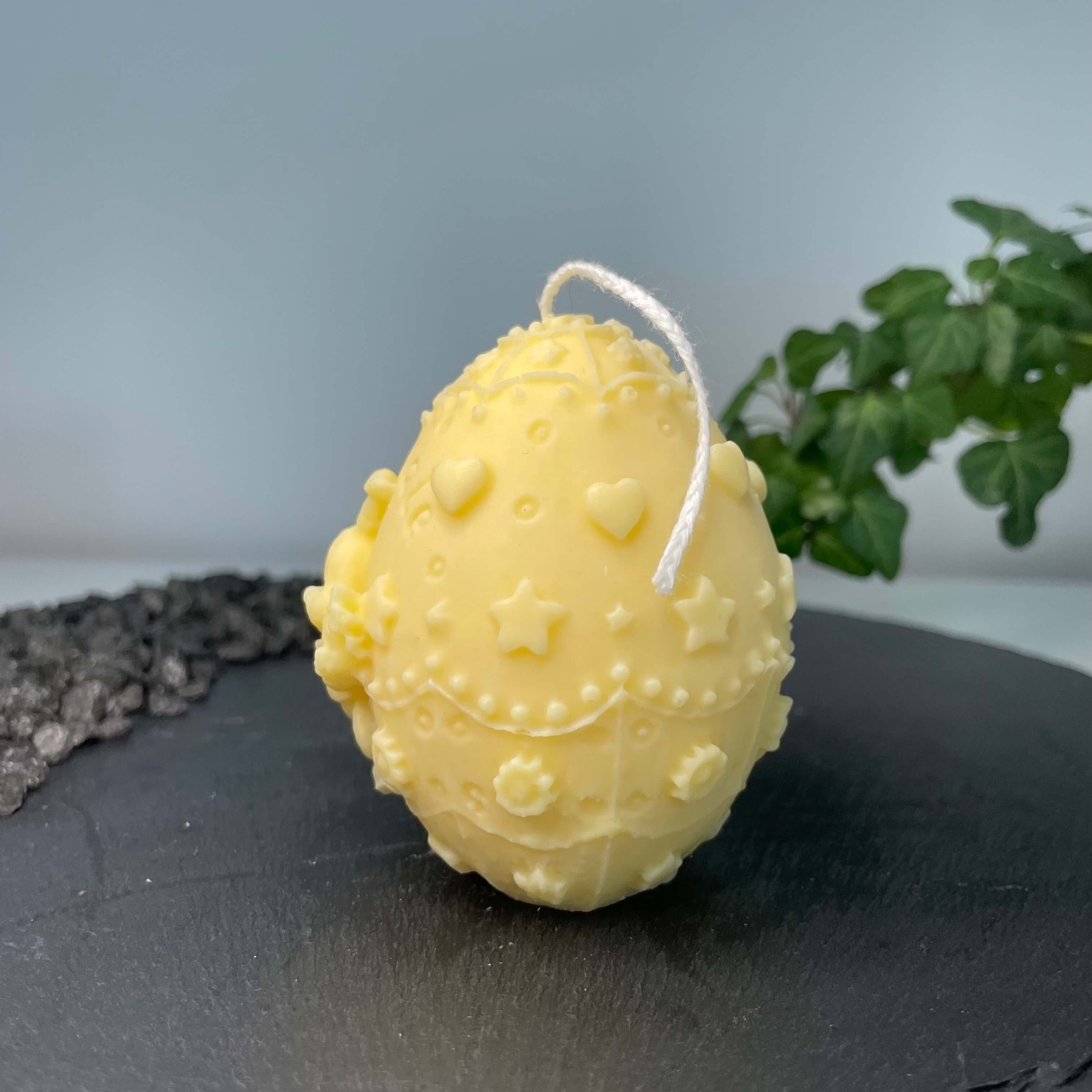 Unsere Bunny Celebration Egg Kerze ist in verschiedenen Düften erhältlich. Der Geruch ist angenehm, beruhigend und entspannend. Perfekt für gemütliche Abende und Ostertage. In gelb.