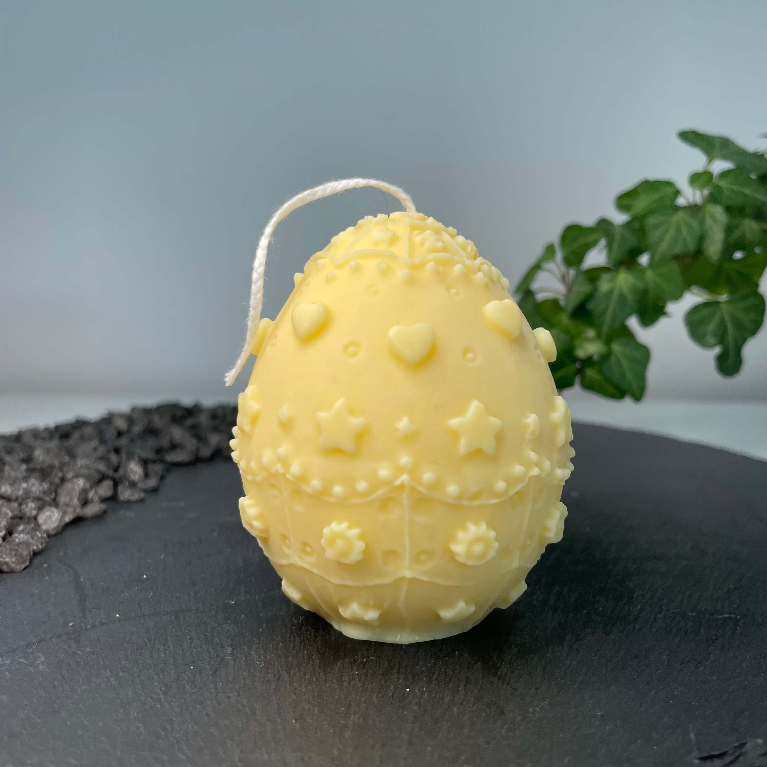 Diese Osterkerze namens Bunny Celebration Egg ist einzigartig und wunderschön. Sie passt als Osterdekoration in jedes Zuhause. In gelb.