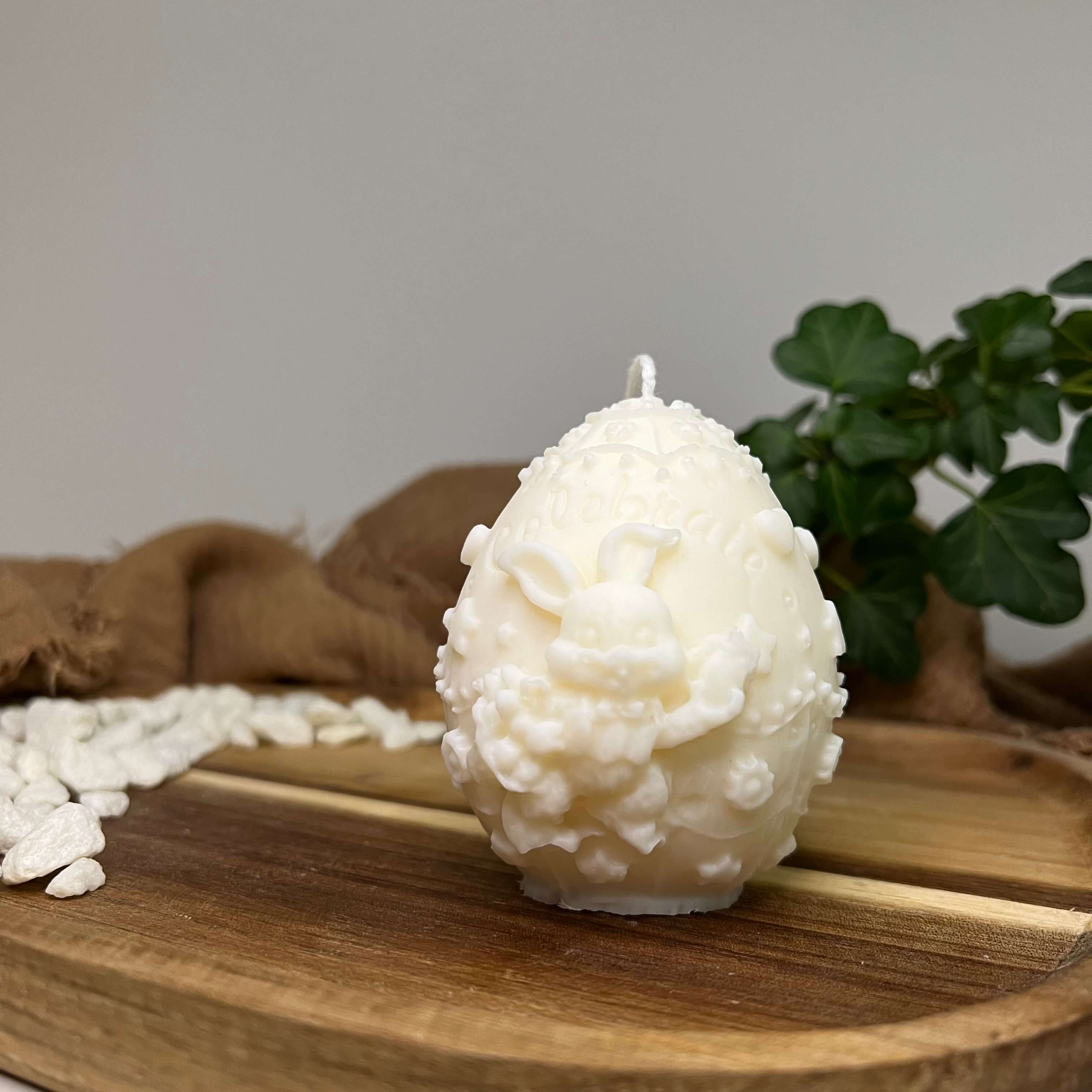 Unsere Bunny Celebration Egg Kerze ist in verschiedenen Düften erhältlich. Der Geruch ist angenehm, beruhigend und entspannend. Perfekt für gemütliche Abende und Ostertage. In weiß.