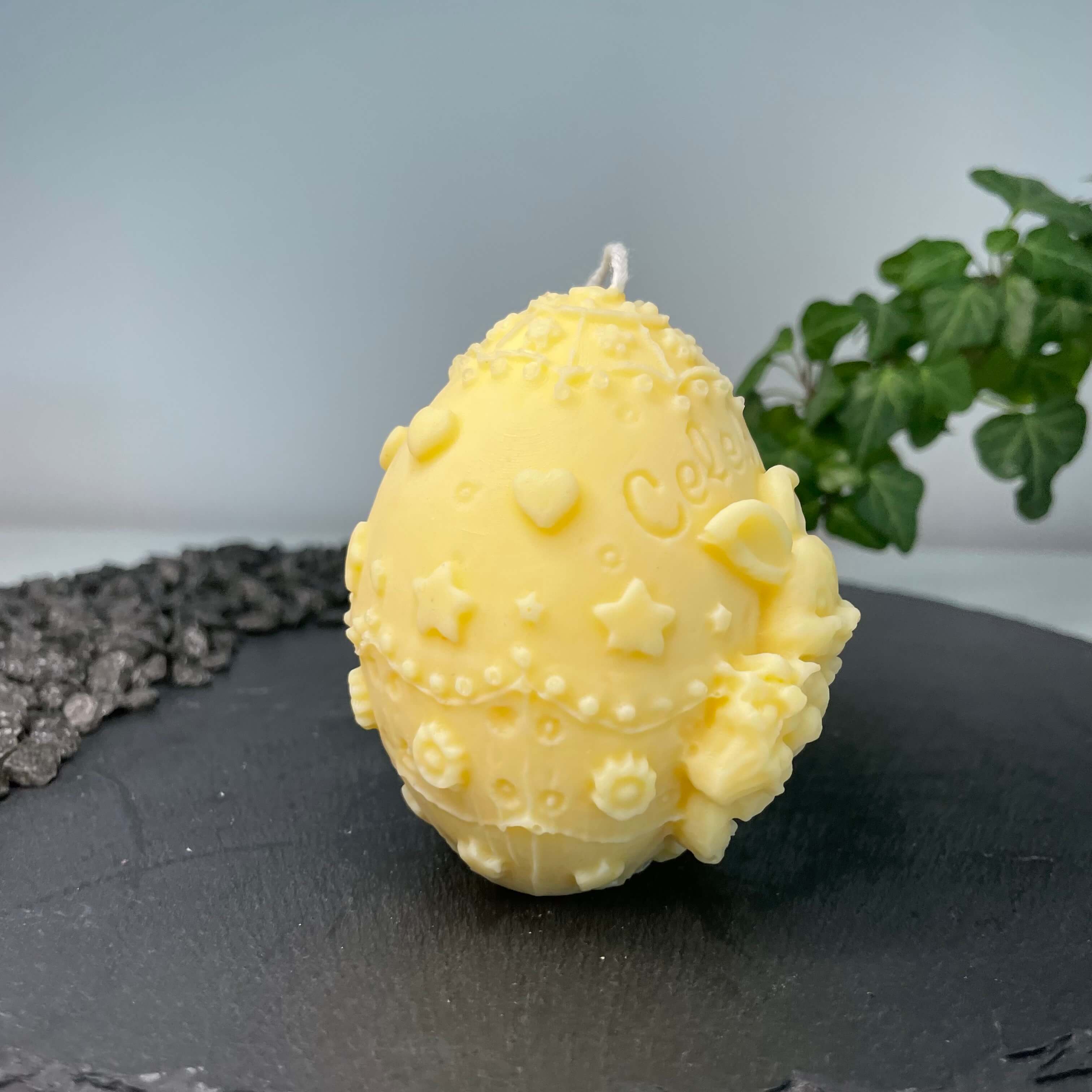 Hier sieht man unsere Bunny Celebration Egg Kerze. Mit ihrem Osterei und Hasen Design ist sie perfekt als Dekoration geeignet. Sie ist ästhetisch, stilvoll und elegant. In gelb.