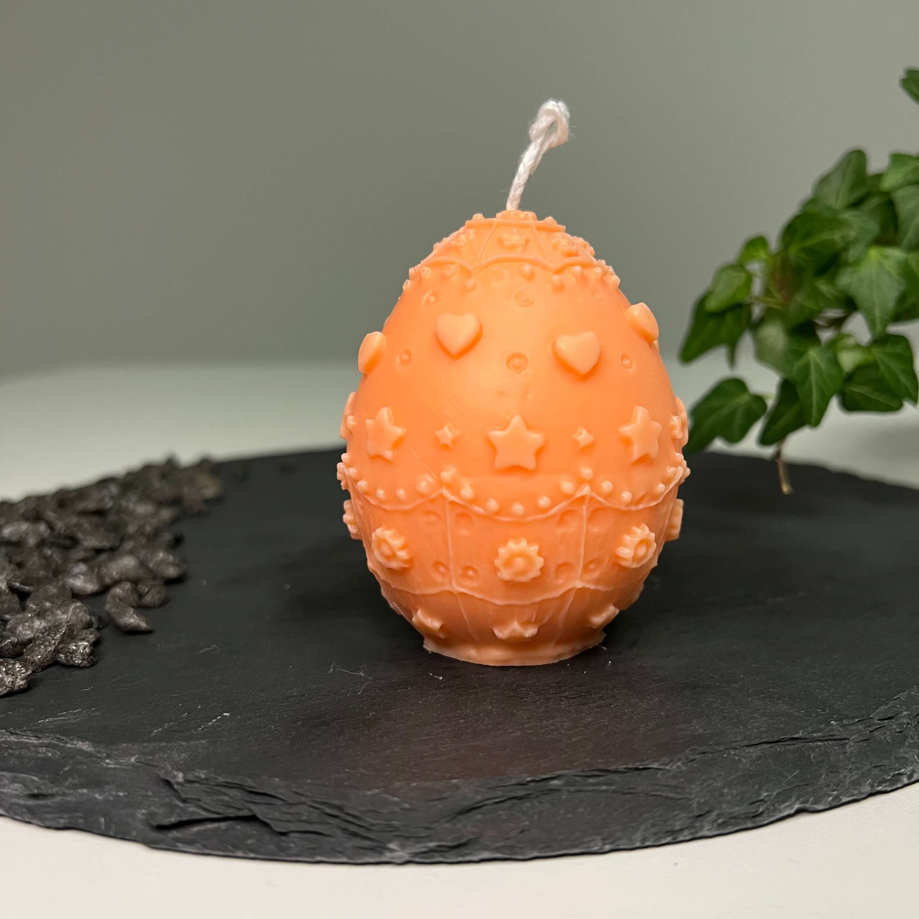 Diese Osterkerze namens Bunny Celebration Egg ist einzigartig und wunderschön. Sie passt als Osterdekoration in jedes Zuhause. In orange.