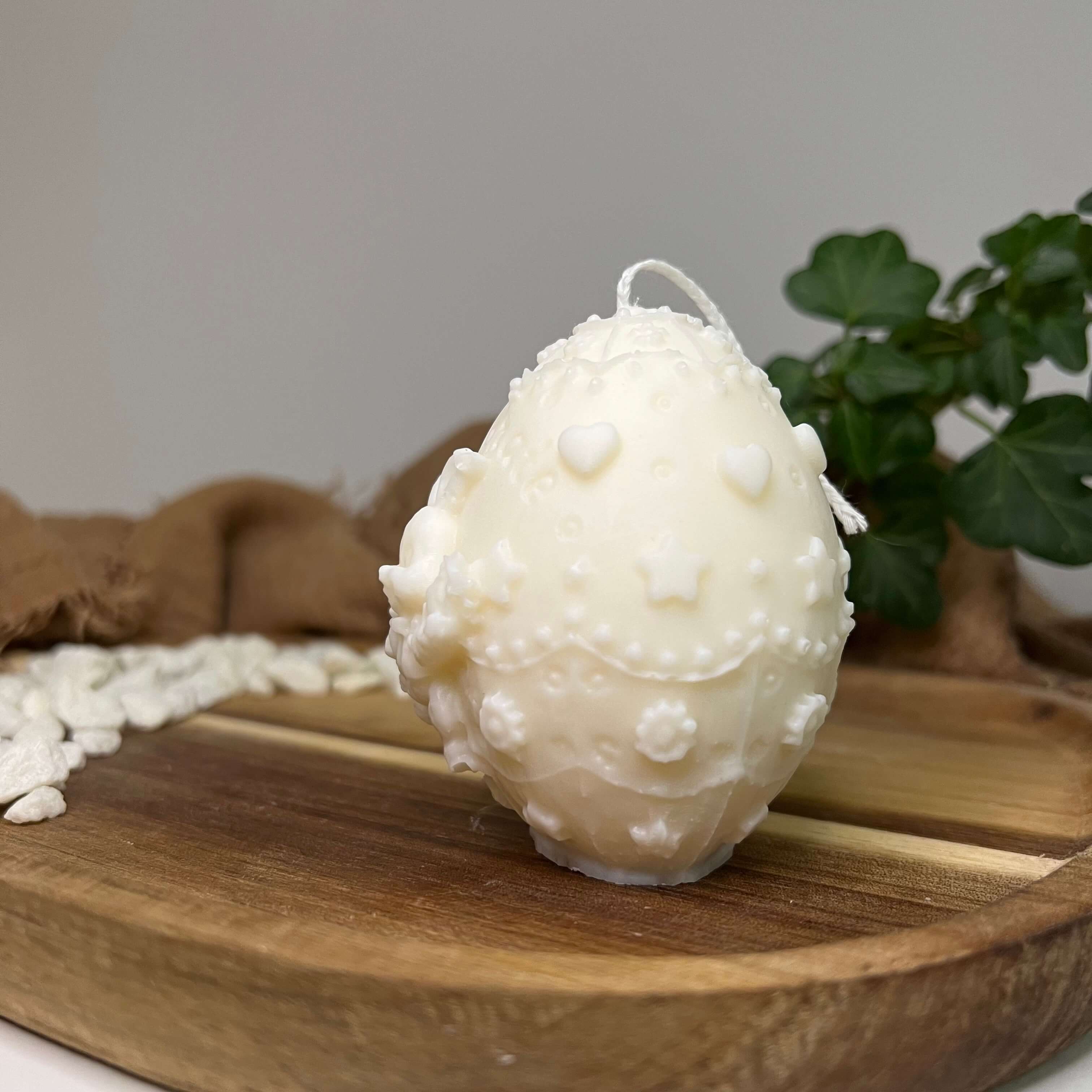 Diese Bunny Celebration Egg Kerze ist das perfekte Ostergeschenk mit ihrem Osterhasen und Osterei Aussehen. Sie ist handgefertigt aus hochwertigem Sojawachs. In weiß.