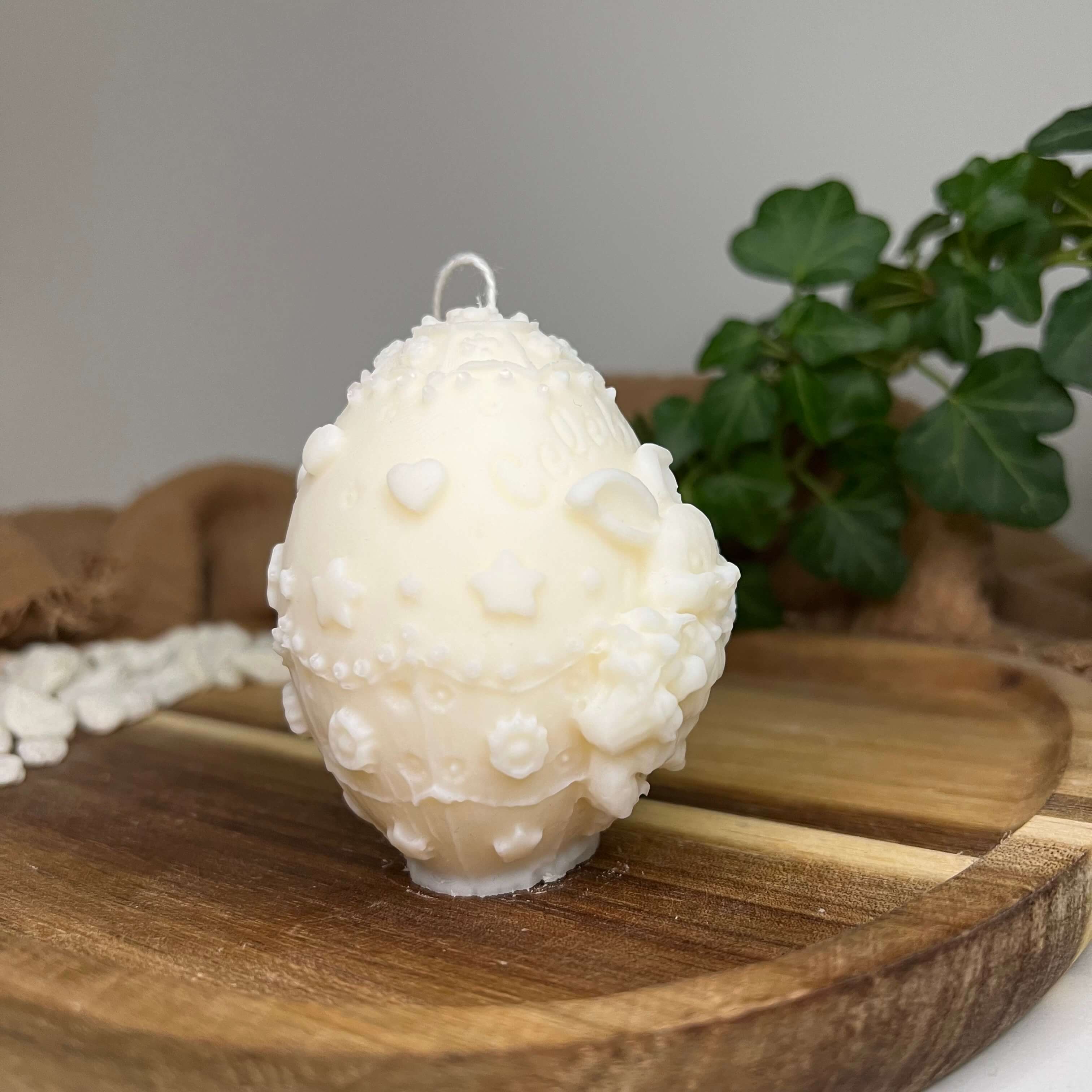 Diese Osterkerze namens Bunny Celebration Egg ist einzigartig und wunderschön. Sie passt als Osterdekoration in jedes Zuhause. In weiß.