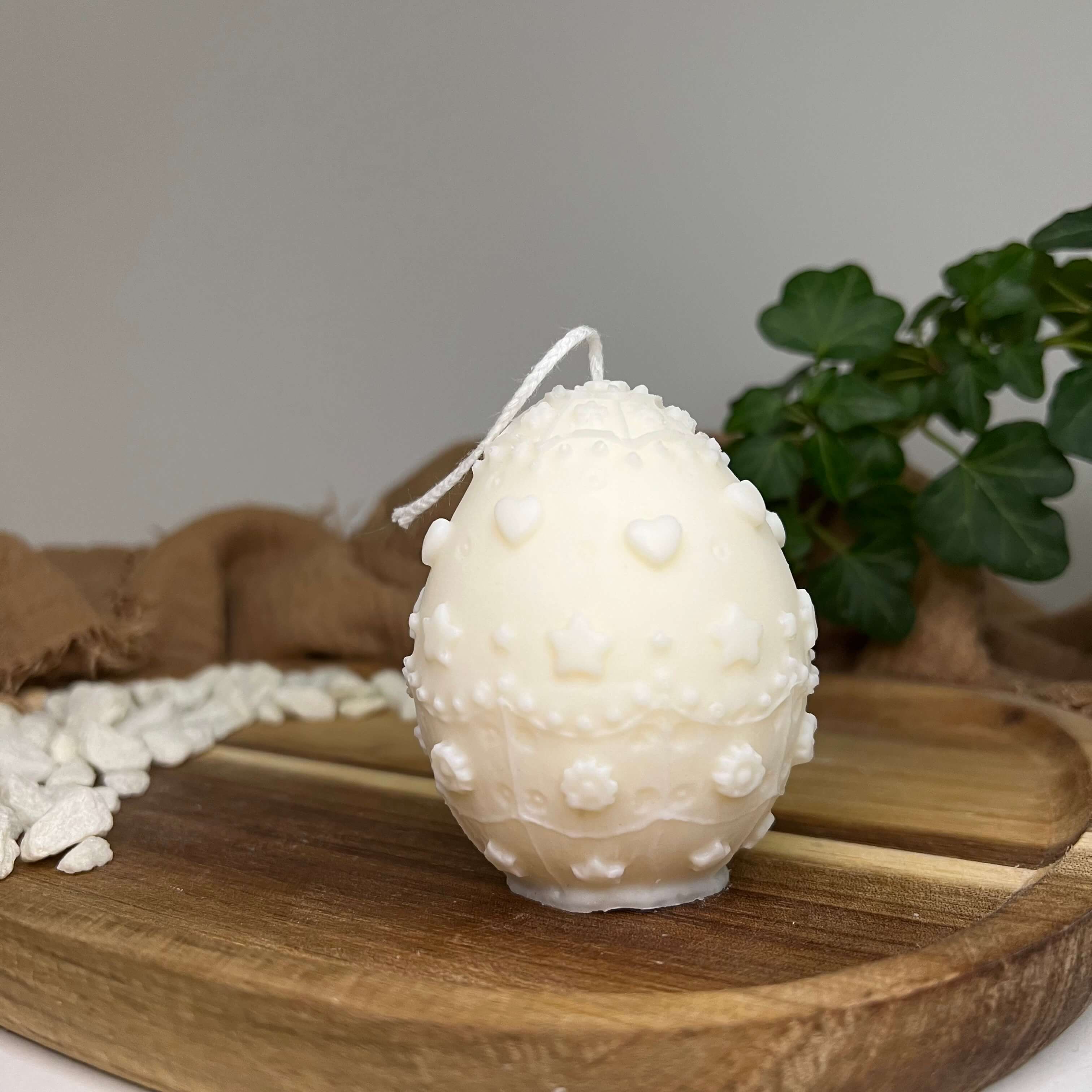 Unsere Bunny Celebration Egg Kerze, handgemacht aus hochwertigem Sojawachs. Diese Osterkerze ist das ideale Ostergeschenk.