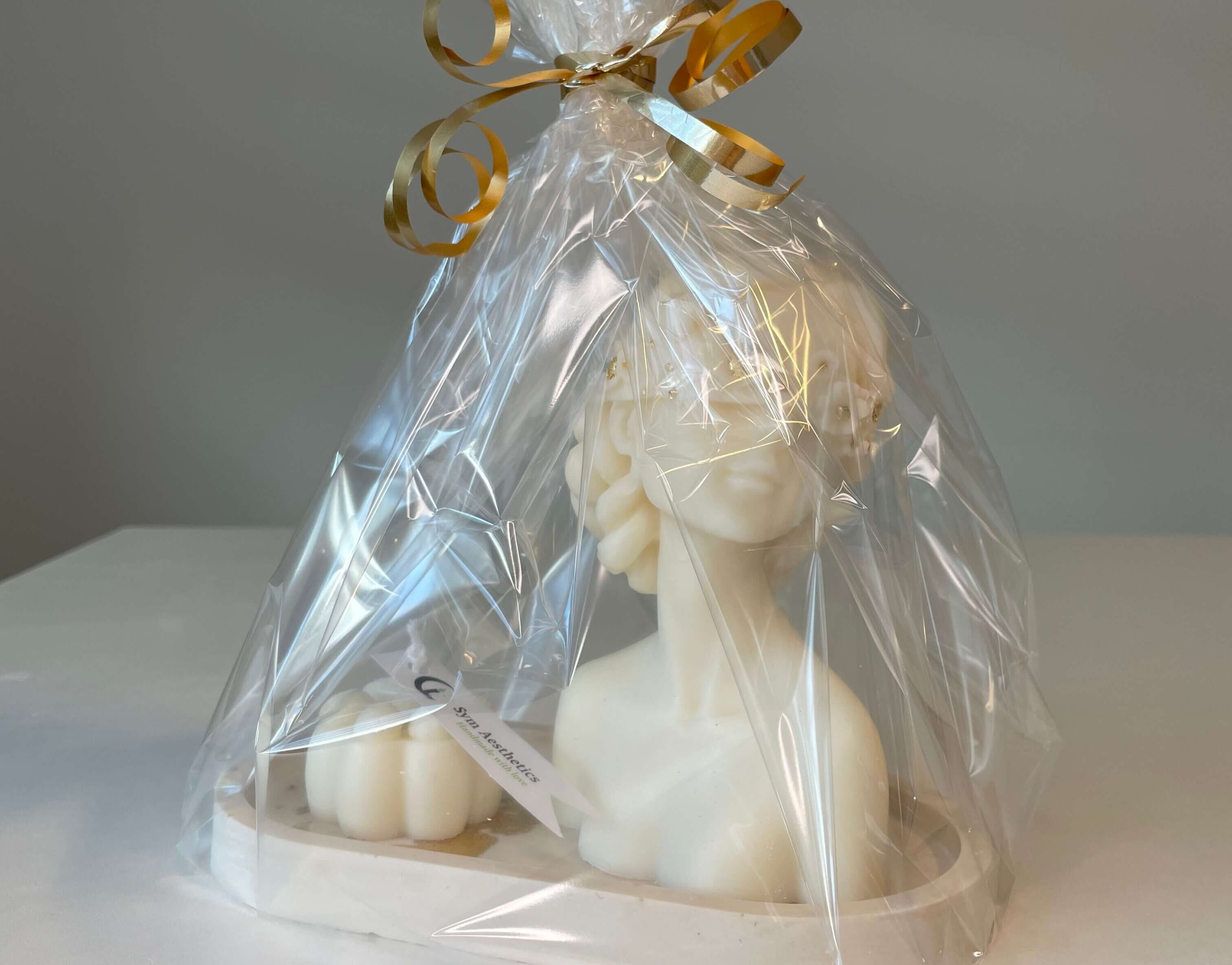 Hier sieht man eines unserer Geschenke-Sets. Es ist handgemacht aus Bio Sojawachs.