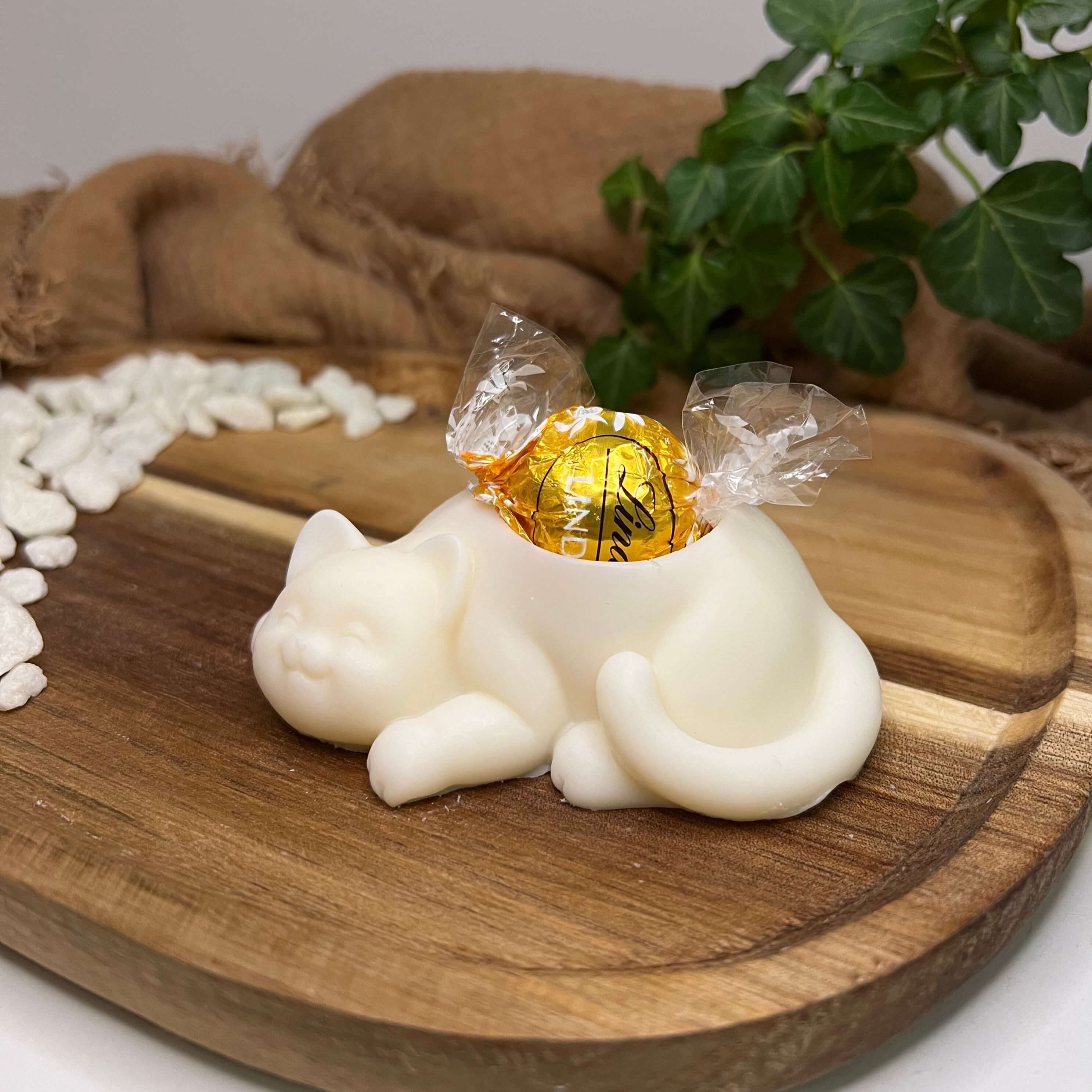 Catnap Glow ist perfekt geeignet als Geburtstagsgeschenk, Valentinstagsgechenk, Verlobungsgeschenk, Hochzeitsgeschenk und Gastgeschenk. Das einzigartige Tierdesign strahlt pure Eleganz aus.