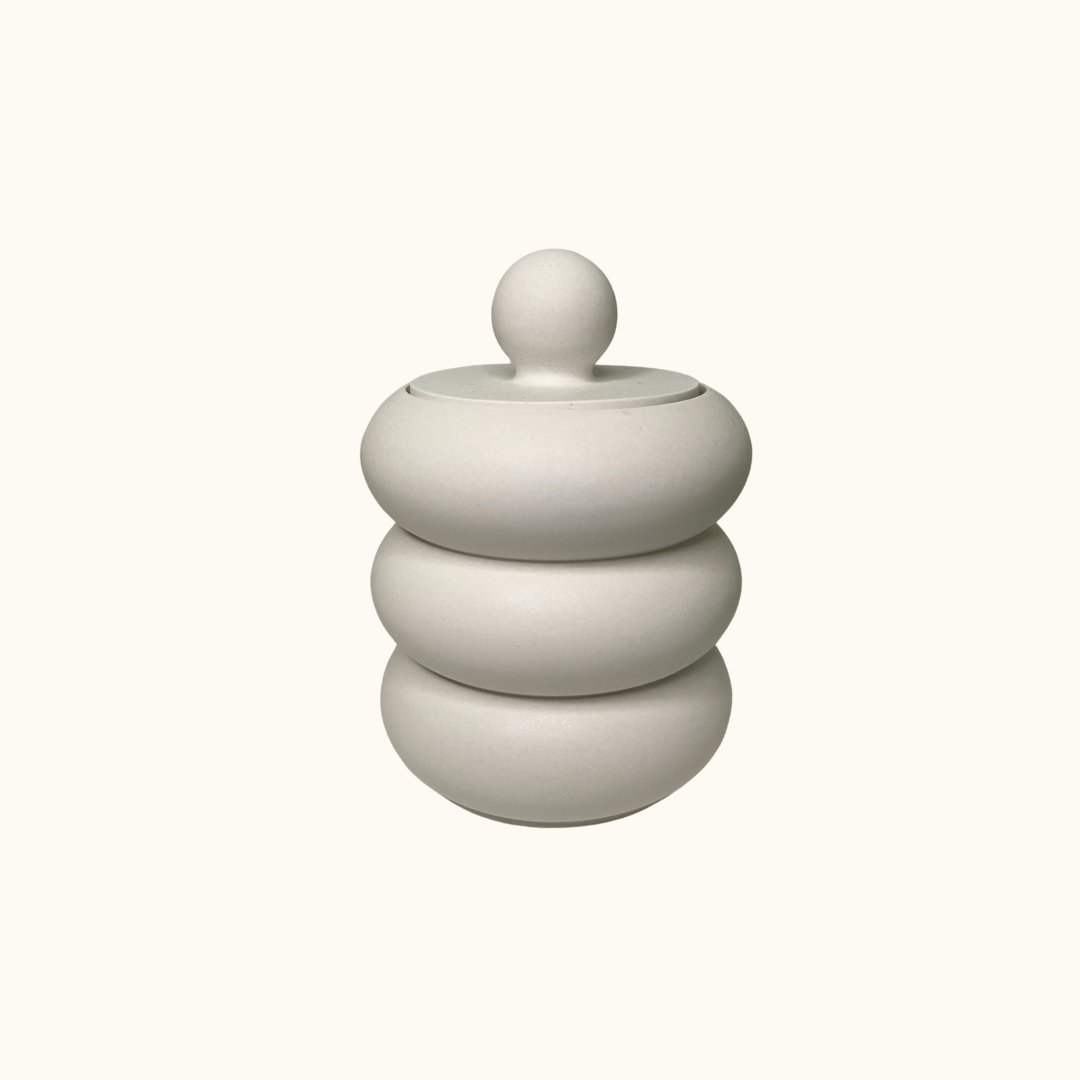 Auf diesem Bild sieht man unseren Celestial Bubble Elegance Jesmonite Behälter. Dieser ist handgemacht aus Jesmonite. Zudem ist er nachhaltig, umweltfreundlich und vegan.