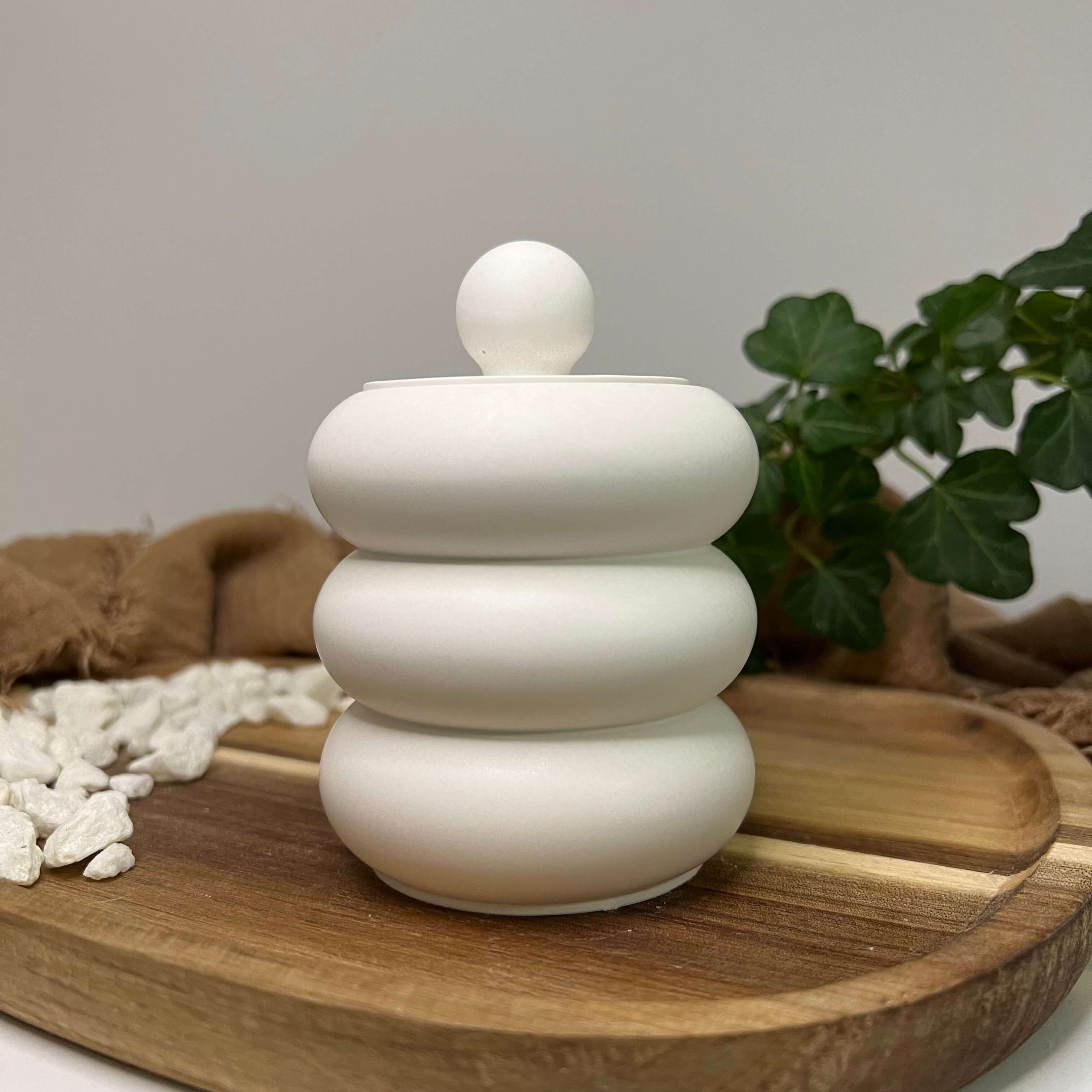 Unser Celestial Bubble Elegance Jesmonite Schmuckbehälter. Er ist die perfekte Dekoration für jedes Zuhause und dabei noch Nutzvoll als Armbandbehälter.