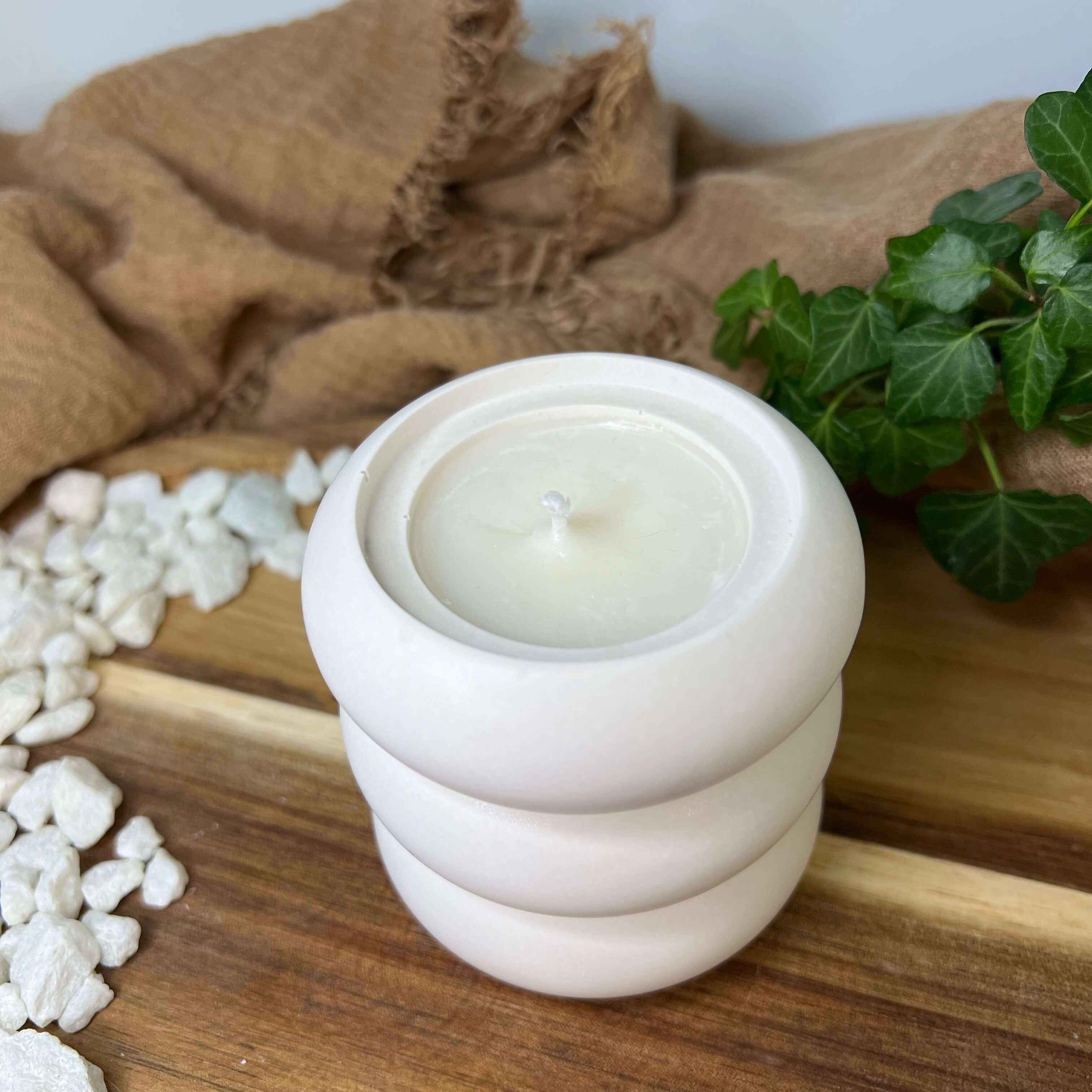 Celestial Bubble Elegance | Kerze. Das perfekte Gastgeschenk, Geburtstagsgeschenk, Ostergeschenk und Weihnachtsgeschenk. Handgefertigt aus hochwertigem Sojawachs und Jesmonite.