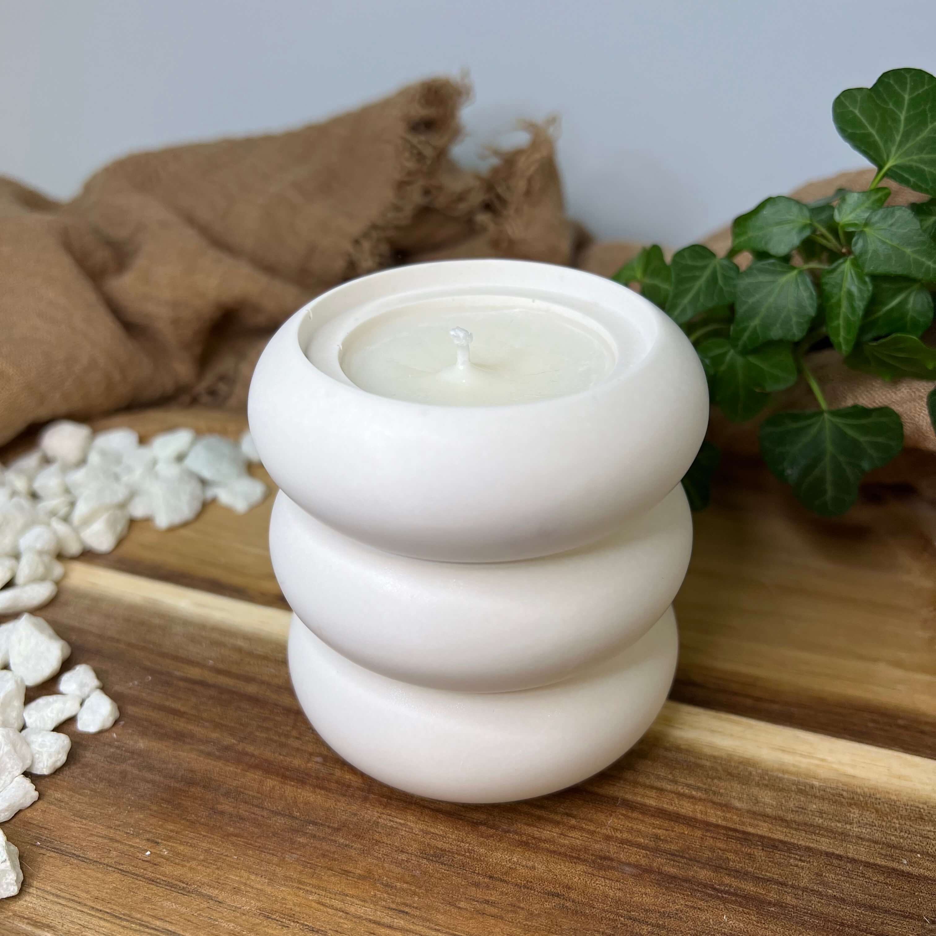 Celestial Bubble Elegance | Kerze. Diese Duftkerze ist in verschiedenen Düften erhältlich. Der Duft hat einen angenehmen und beruhigenden Geruch. Sie ist perfekt für entspannte und gemütliche Tage.