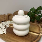 Hier sieht man unseren Celestial Bubble Elegance Jesmonite Behälter. Er ist perfekt als Schmuckbox oder Schmuckbehälter geeignet. Er sieht elegant und ästhetisch aus.