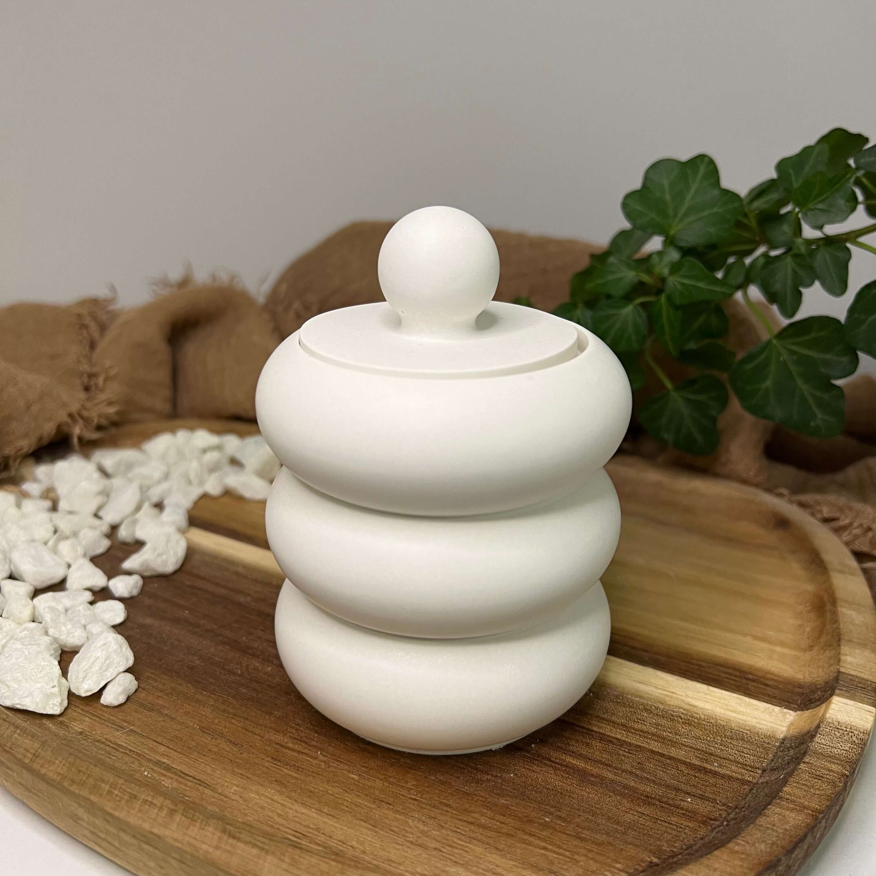 Hier sieht man unseren Celestial Bubble Elegance Jesmonite Behälter. Er ist perfekt als Schmuckbox oder Schmuckbehälter geeignet. Er sieht elegant und ästhetisch aus.