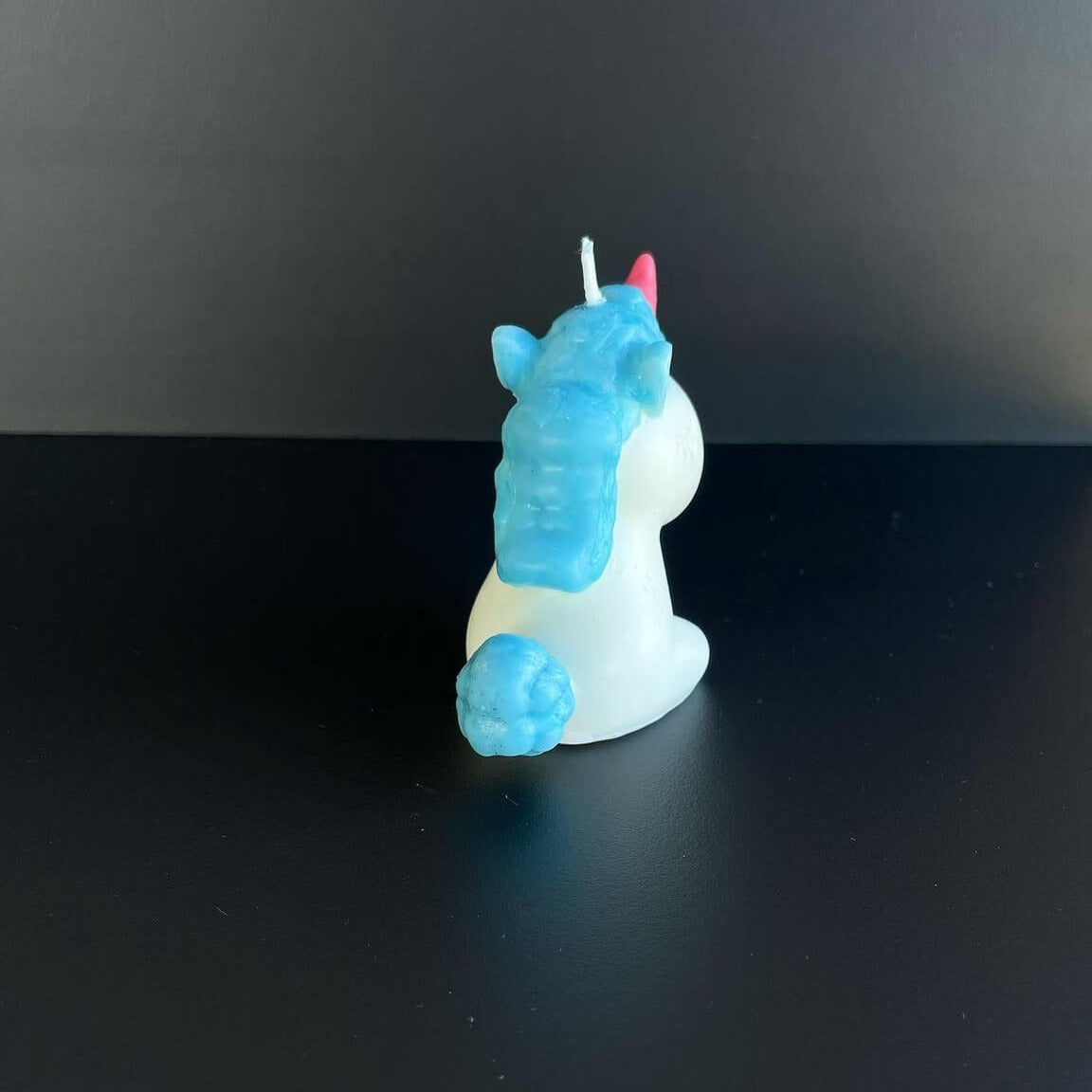 Unsere Celestial Unicorn Duftkerze ist in mehreren Düften erhältlich. Die Düfte haben einen angenehmen und beruhigenden Geruch. Perfekt für entspannte und gemütliche Abende. In der Farbe Hellblau.