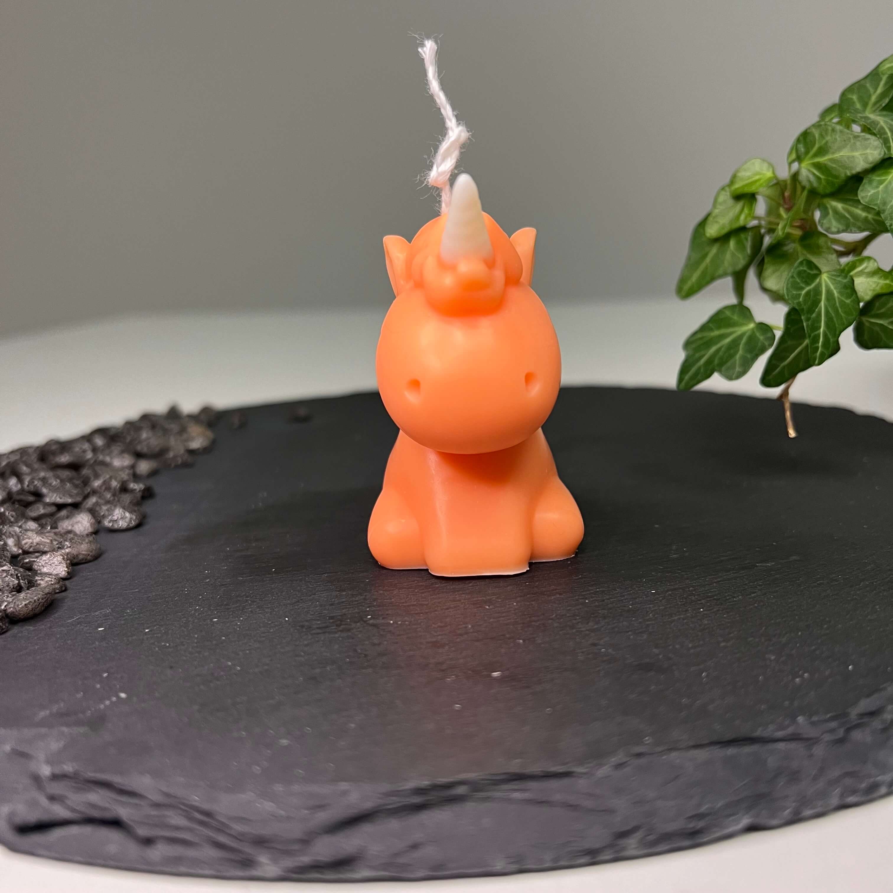 Unsere Celestial Unicorn Duftkerze ist in mehreren Düften erhältlich. Die Düfte haben einen angenehmen und beruhigenden Geruch. Perfekt für entspannte und gemütliche Abende.