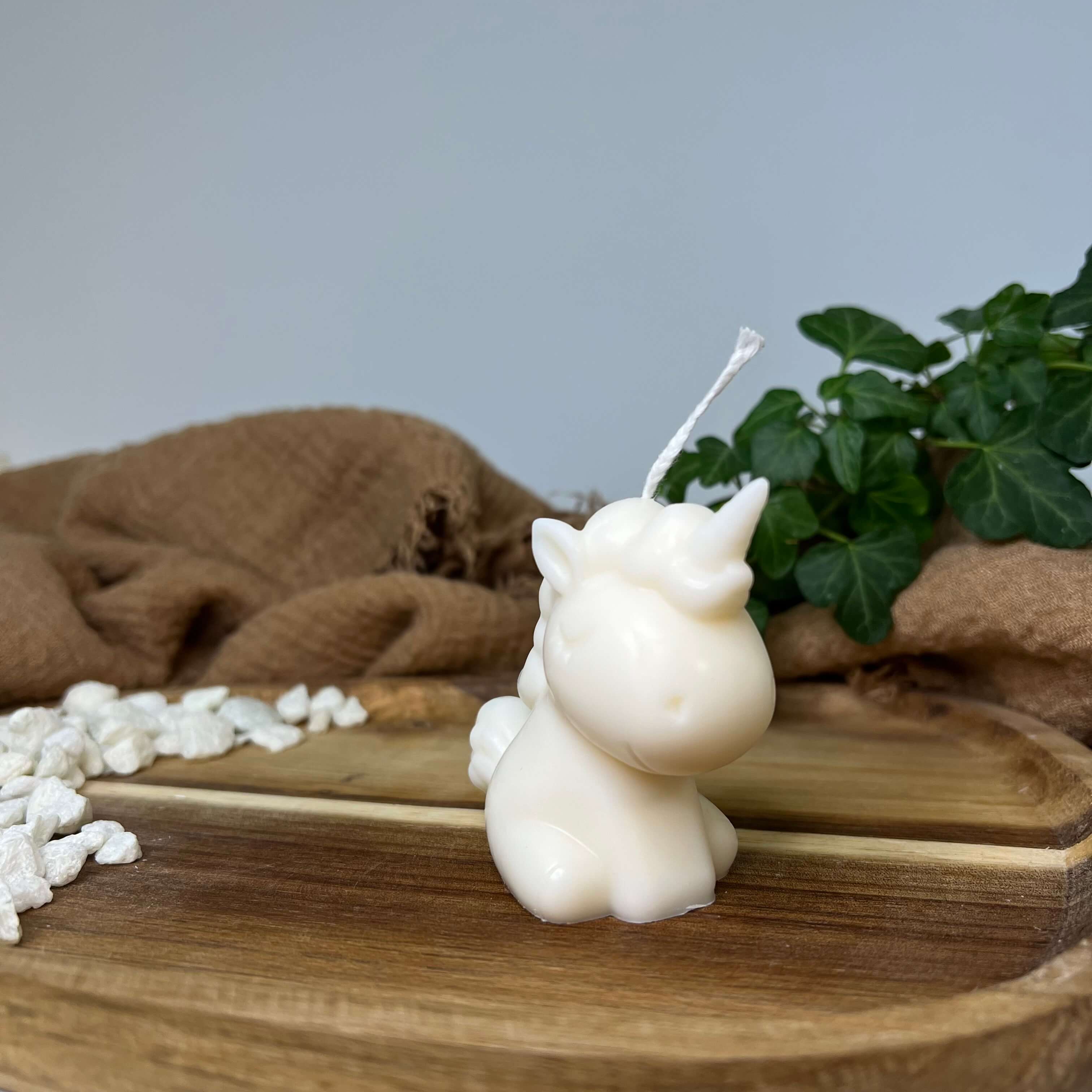 Unsere Celestial Unicorn Duftkerze ist in mehreren Düften erhältlich. Die Düfte haben einen angenehmen und beruhigenden Geruch. Perfekt für entspannte und gemütliche Abende. In Weiß.