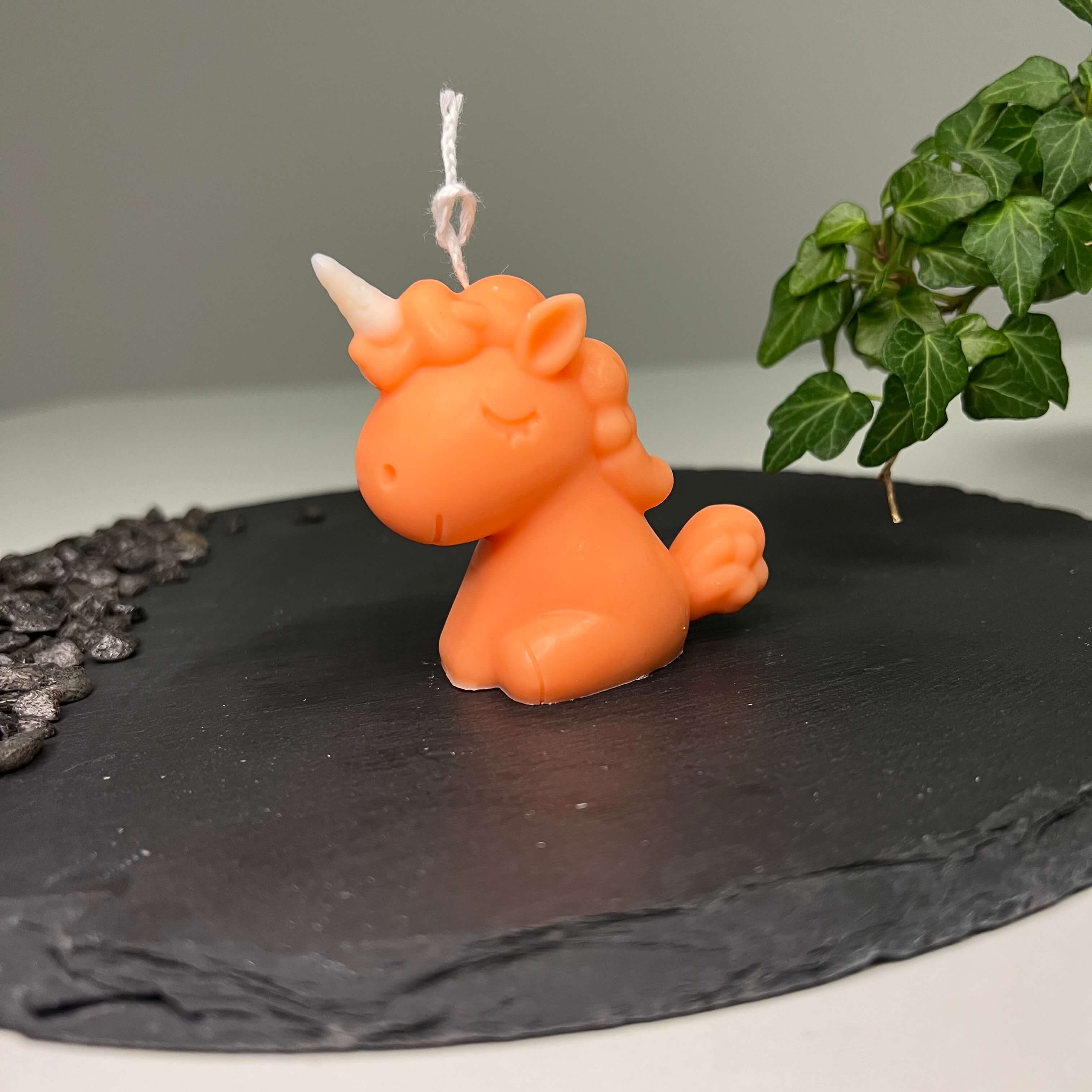 Die Celestial Unicorn Kerze ist das perfekte Geschenk. Egal ob Geburtstagsgeschenk, Weihnachtsgeschenk, Ostergeschenk oder Hochzeitsgeschenk, sie ist stilvoll und einzigartig. Aus nachhaltigem Sojawachs handgemacht.