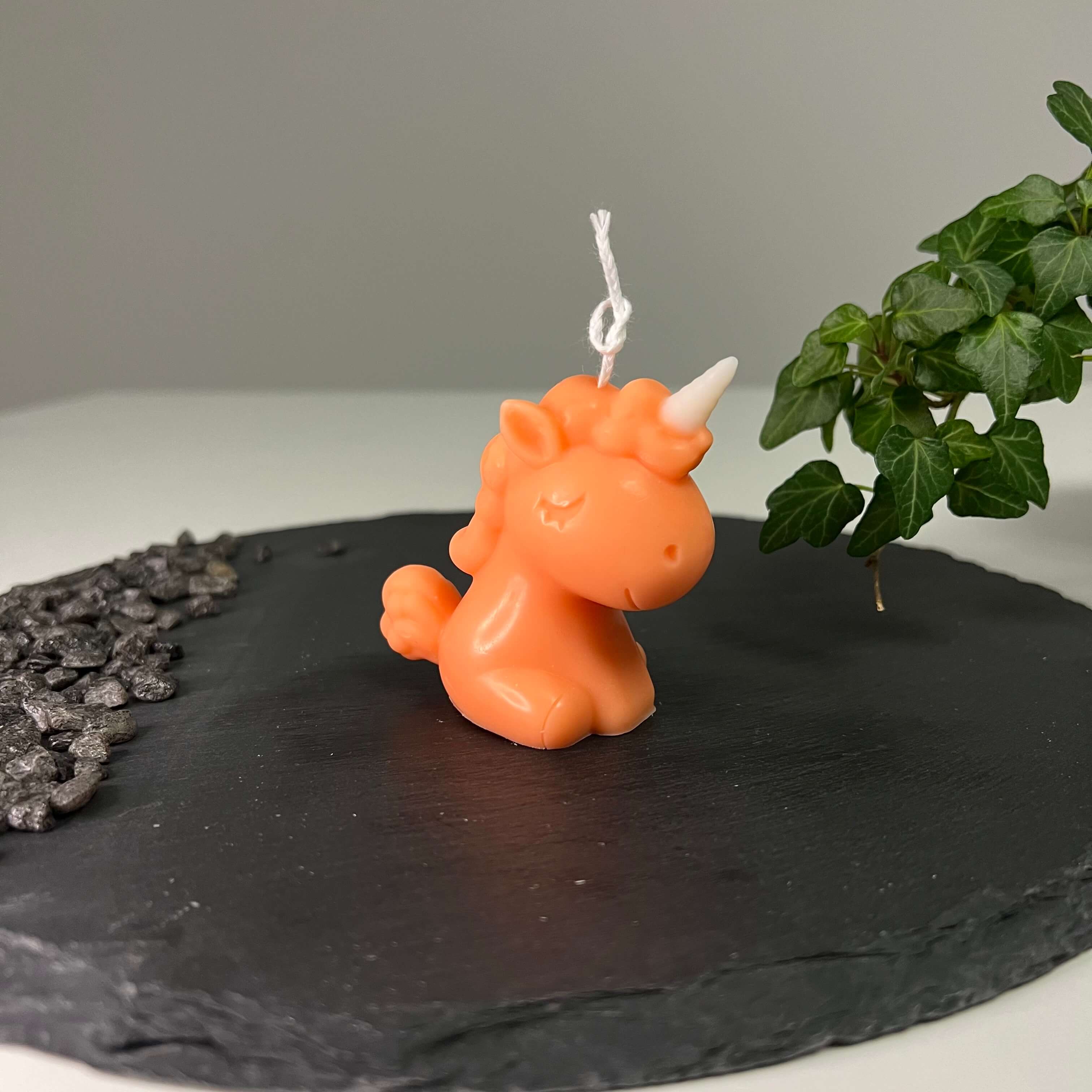 Auf diesem Bild sieht man unsere Celestial Unicorn Kerze. Sie ist handgemacht aus hochwertigem Sojawachs. Zudem ist sie Bio, vegan, nachhaltig und umweltfreundlich.