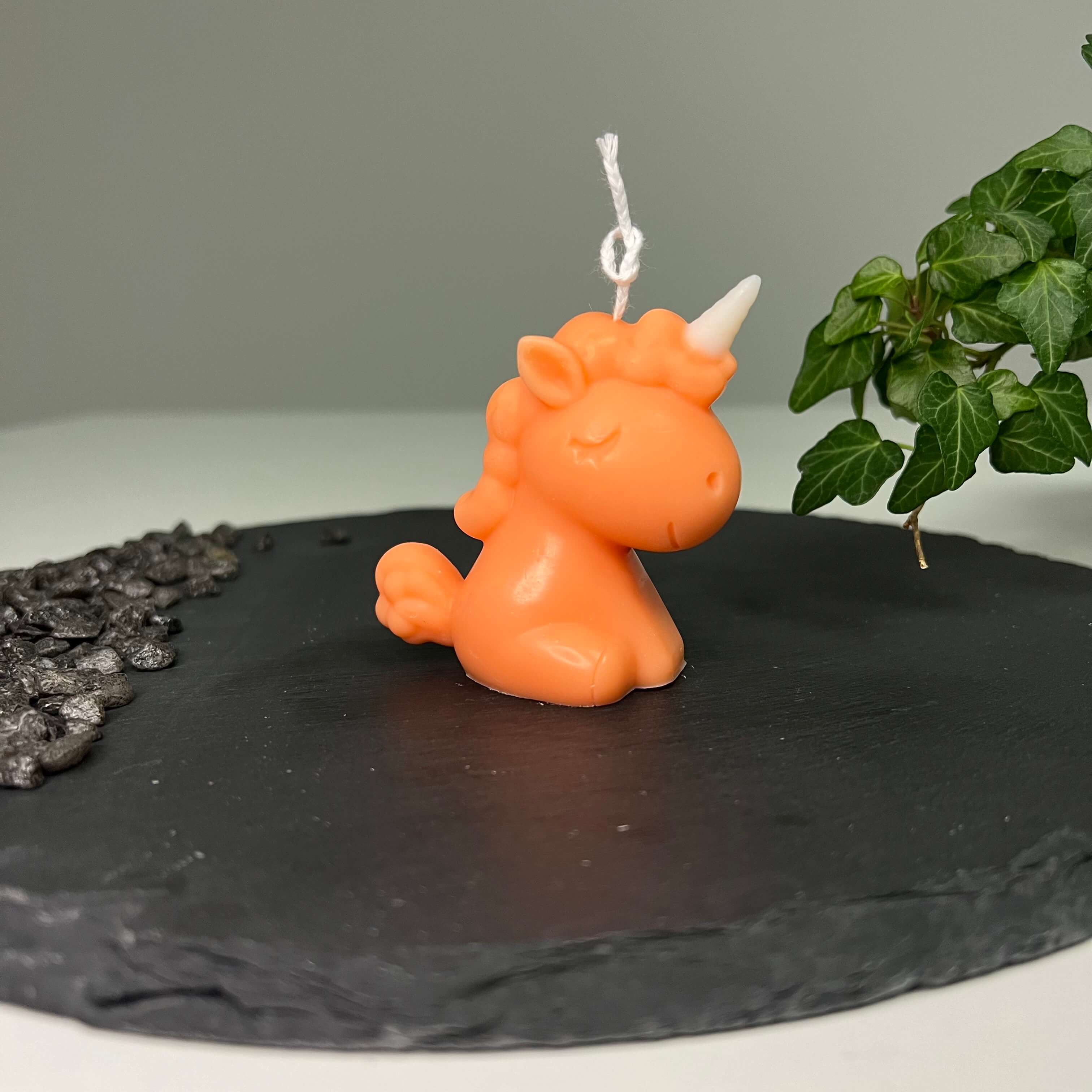 Hier sieht man unsere Celestial Unicorn Kerze. Sie ist perfekt als Dekoration geeignet mit ihrem Einhorn Design. Sie sieht elegant und ästhetisch aus. Handgefertigt aus Sojawachs.