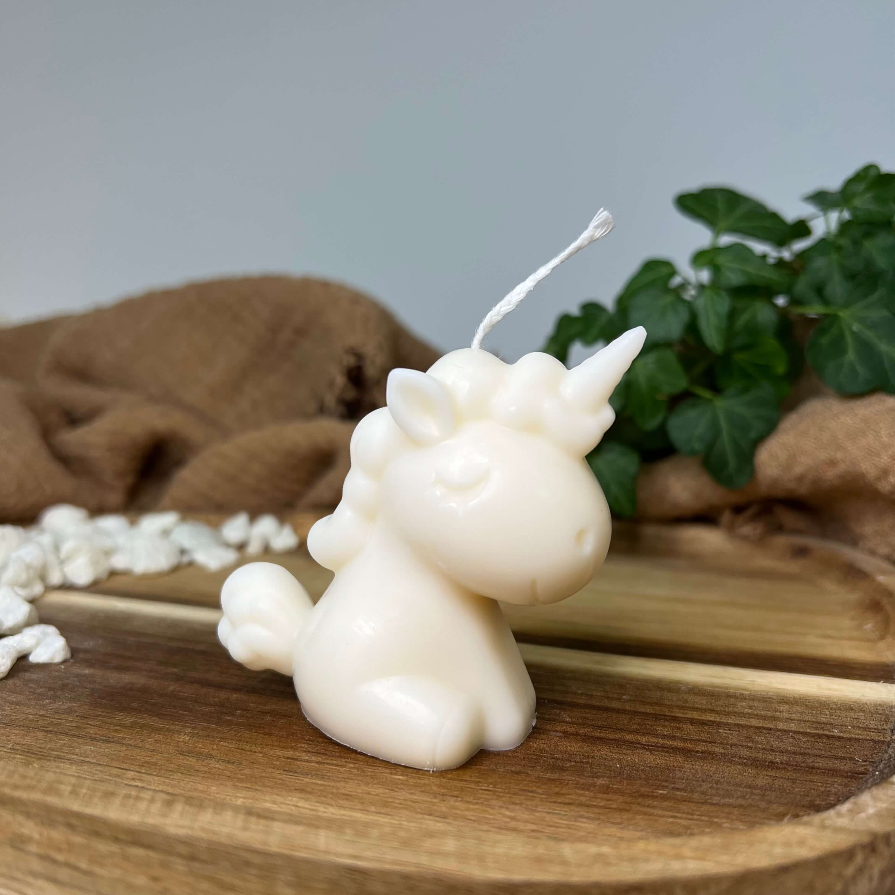 Hier sieht man unsere Celestial Unicorn Kerze. Sie ist perfekt als Dekoration geeignet mit ihrem Einhorn Design. Sie sieht elegant und ästhetisch aus. Handgefertigt aus Sojawachs. In der Farbe Weiß.