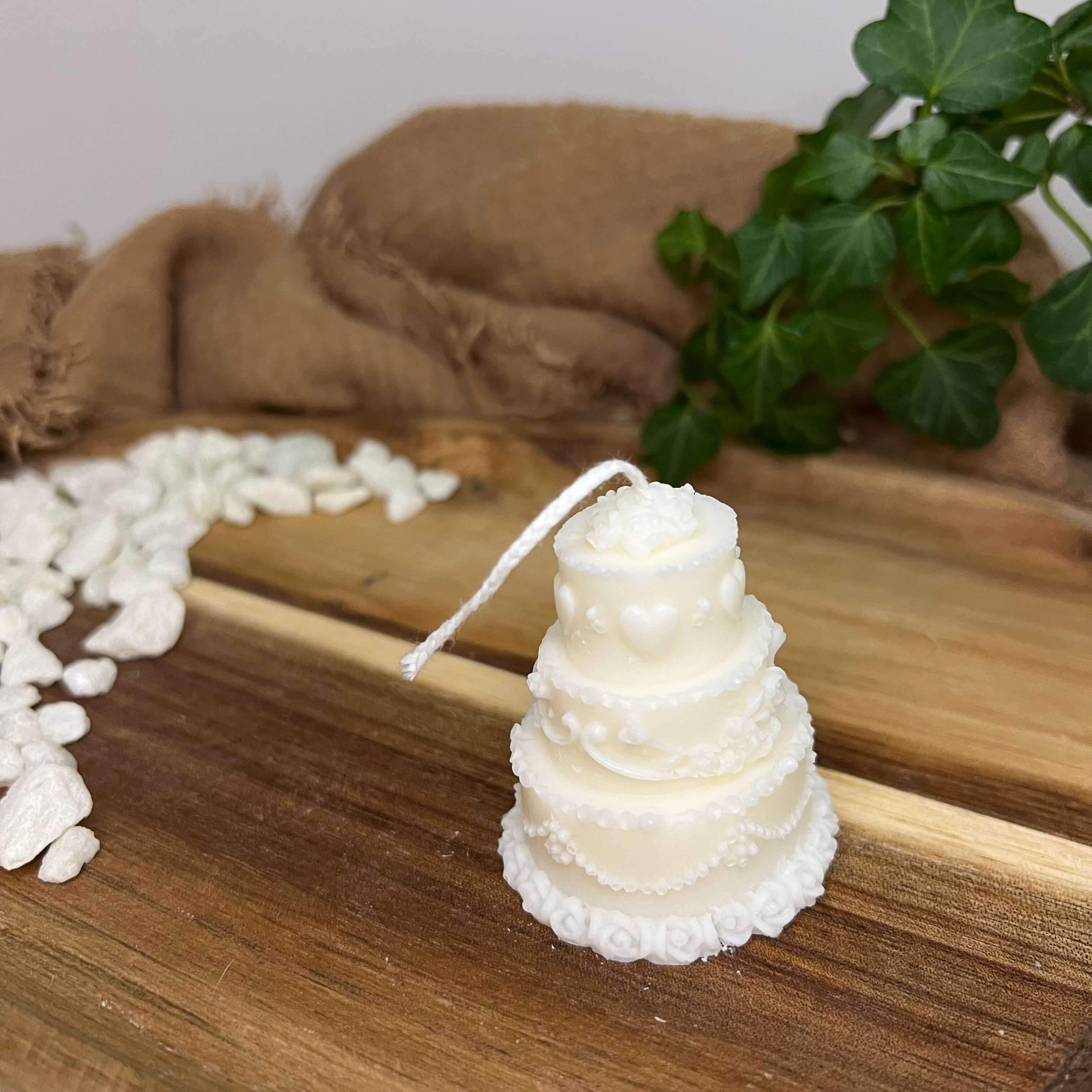Unsere Celestial Wedding Cake Duftkerze ist in verschiedenen Düften erhältlich. Die Düfte haben einen angenehmen und beruhigenden Geruch. Sie ist perfekt für entspannte und gemütliche Tage.