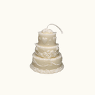 Auf diesem Bild sieht man unsere Celestial Wedding Cake Kerze. Sie ist handgemacht aus Bio Sojawachs. Außerdem ist sie nachhaltig, vegan und umweltfreundlich.