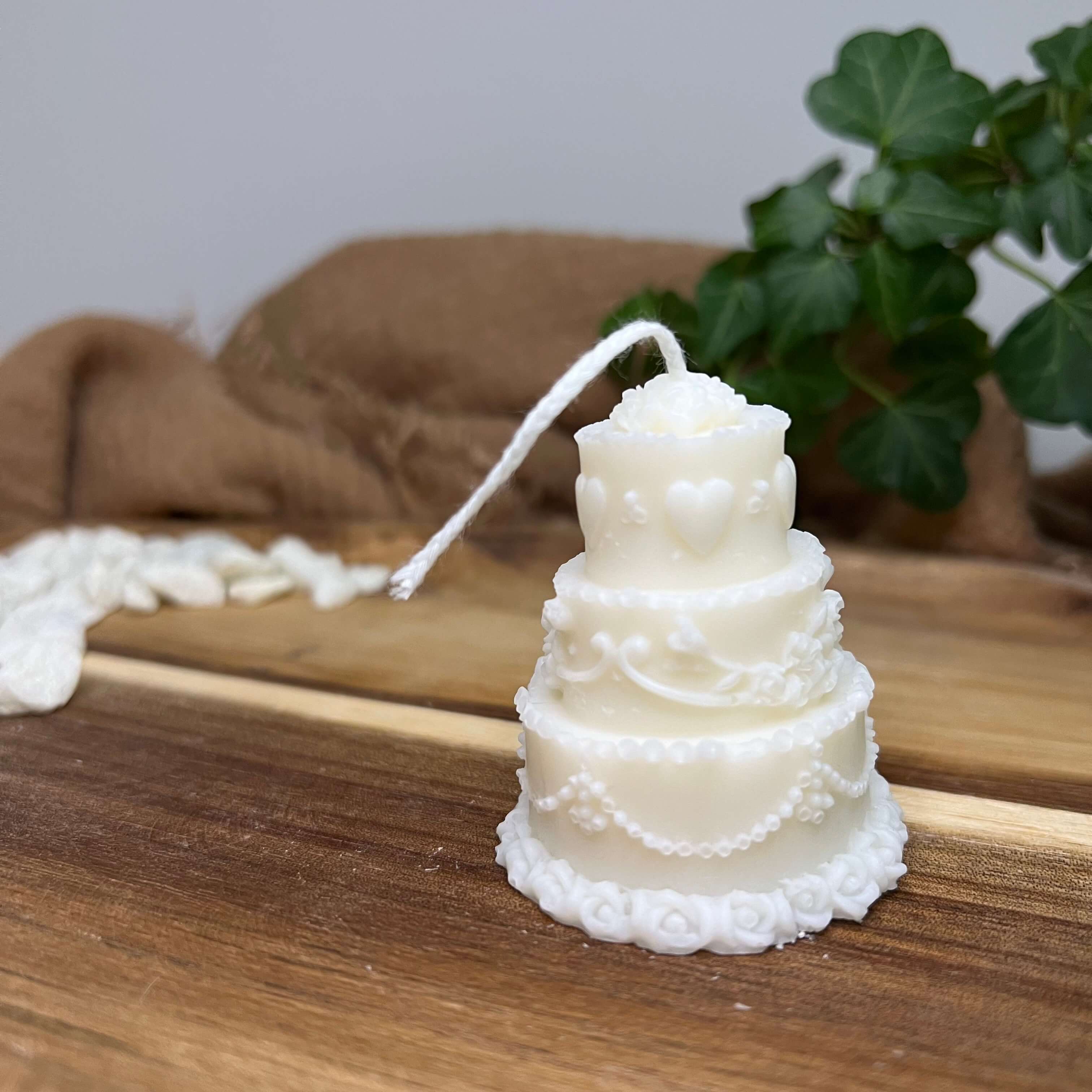 Diese Celestial Wedding Cake Kerze ist perfekt als Hochzeitskerze, Verlobungskerze oder Weihnachtskerze geeignet. Sie ist Dekorativ und aus nachhaltigem Sojawachs gemacht.