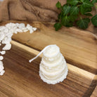 Die Hochzeitstorten Kerze Celestial Wedding Cake. Sie ist das perfekte Hochzeitsgeschenk oder Verlobungsgeschenk. Auch ist sie dank ihrem stilvollem und einzigartigem Design ein perfektes Gastgeschenk für besondere Anlässe.
