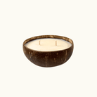 Auf diesem Bild sieht man unsere Coconut Dream Kerze. Sie ist handgemacht aus Bio Sojawachs. Außerdem ist sie nachhaltig, vegan und umweltfreundlich.