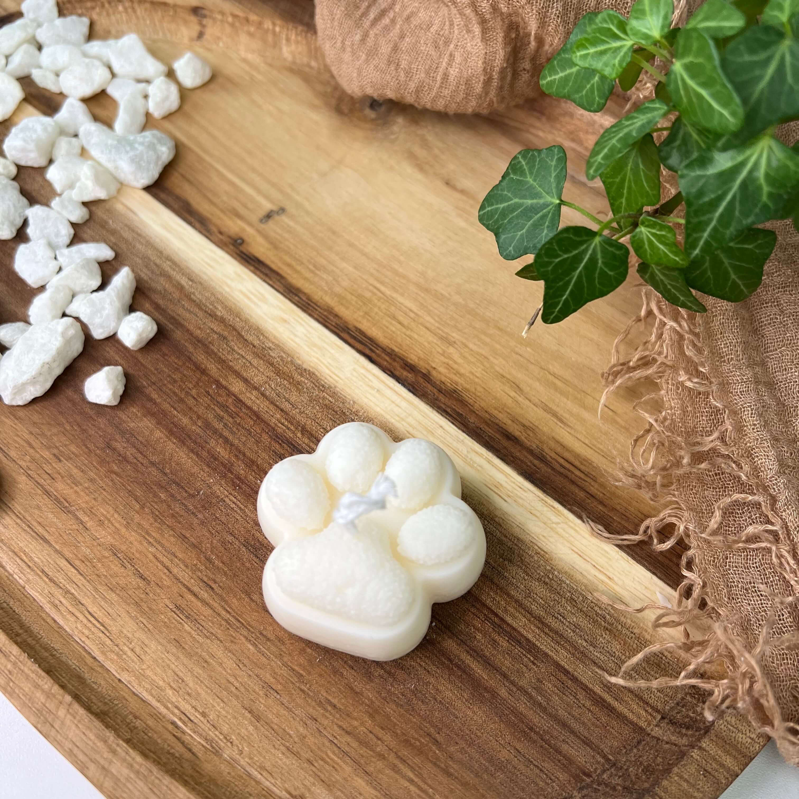 Hier sieht man unsere Cozy Claw Candle Kerze. Sie sieht aus wie eine Pfote. Diese Sojawachskerze ist perfekt als Dekoration geeignet.