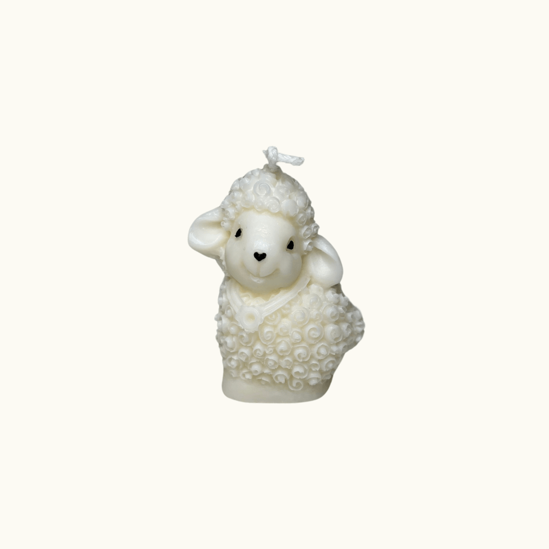 Auf diesem Bild ist die Cozy Lamb Light Kerze zusehen. Sie ist handgemacht aus hochwertigem Sojawachs. Dieses Wachs ist vegan, nachhaltig und umweltfreundlich.