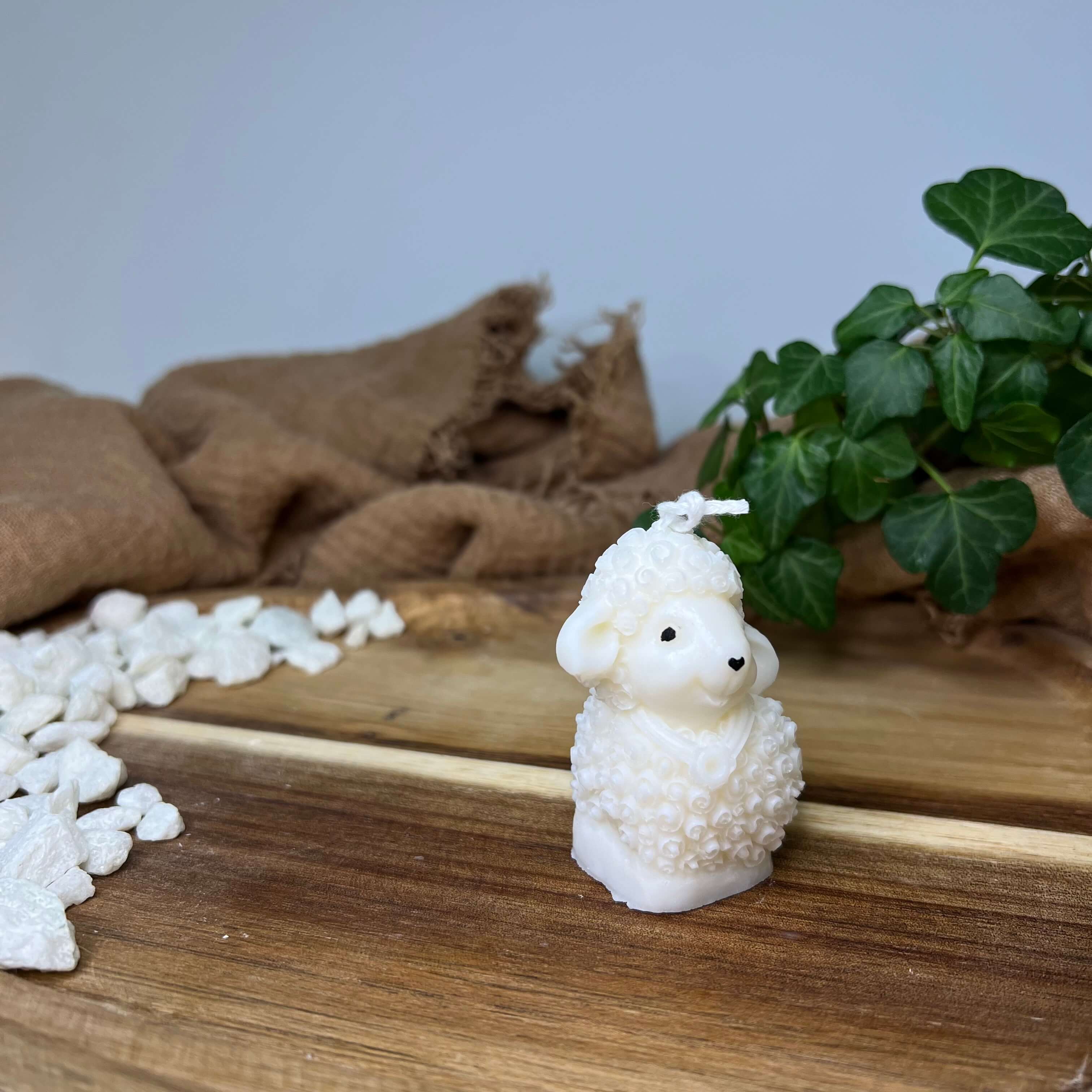 Man sieht hier die Cozy Lamb Light Kerze.