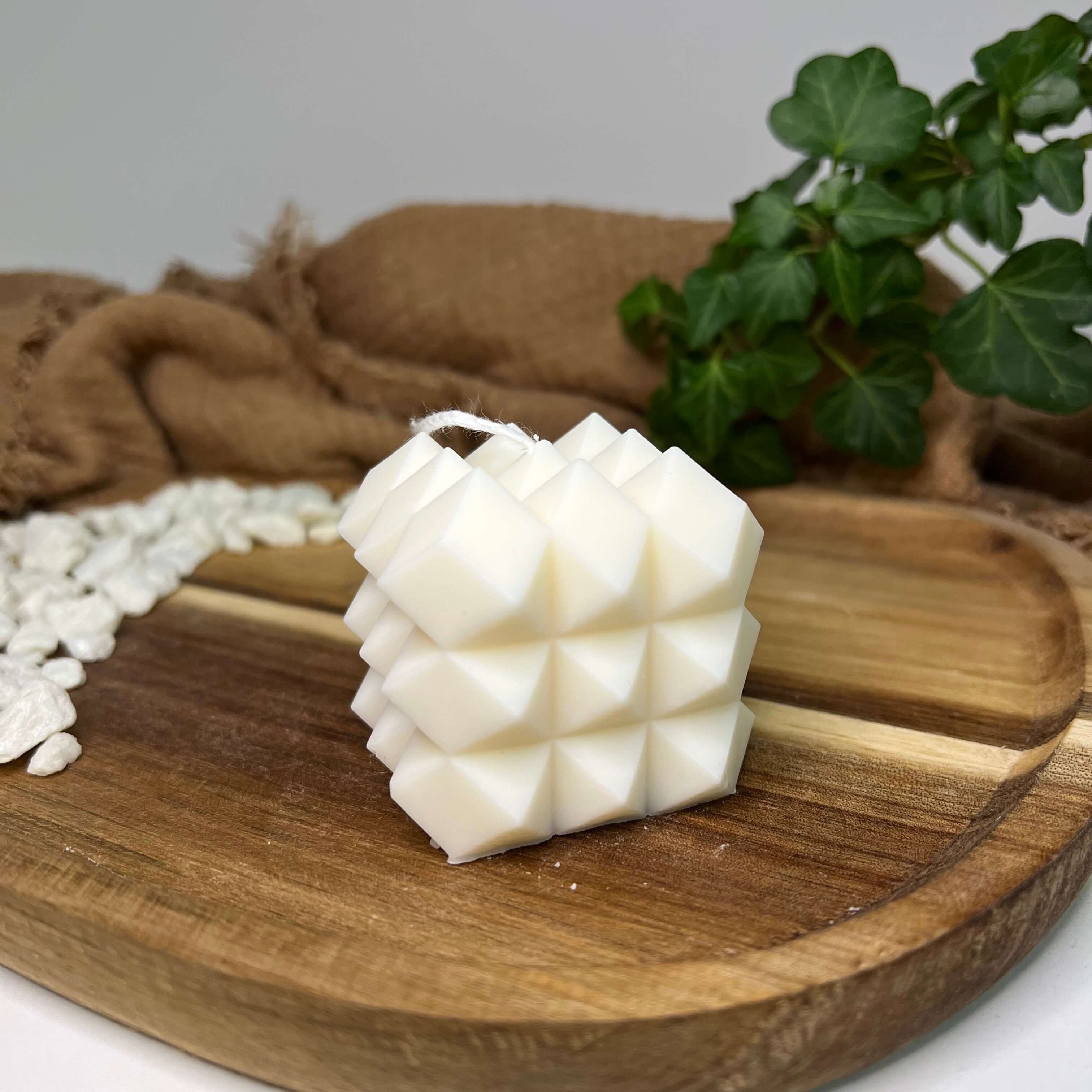 Unsere Crystal Core Flame Kerze hat eine Diamant/Kristall Design und ist handgefertigt aus Sojawachs. Sie ist die perfekte Hochzeitskerze, Verlobungskerze, Weihnachtskerze oder Osterkerze. Das hochwertige Sojawachs ist nachhaltig.