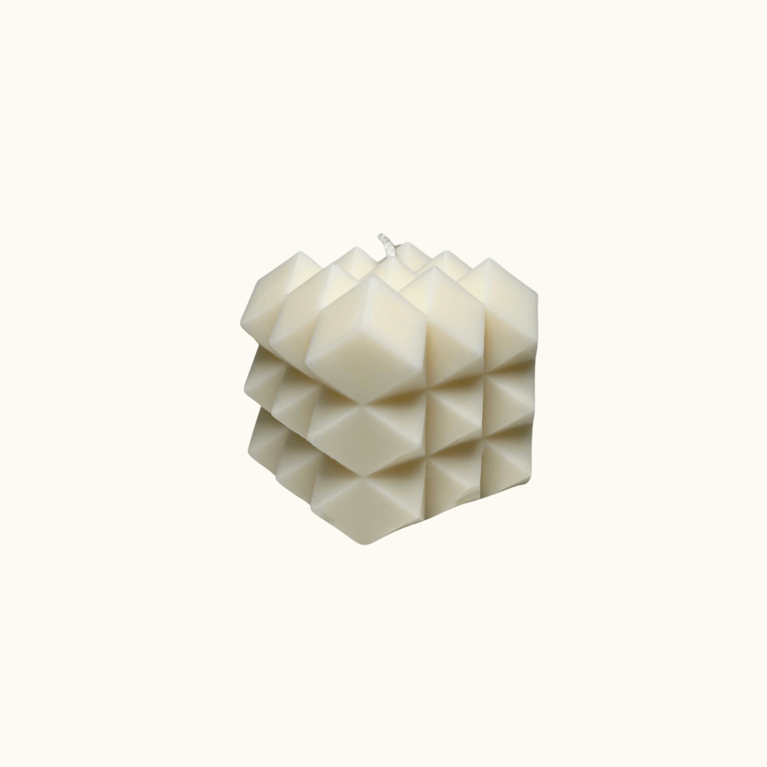 Auf diesem Bild sieht man unsere Crystal Core Flame Kerze. Sie ist handgemacht aus Bio Sojawachs. Zudem ist sie nachhaltig, vegan und umweltfreundlich.