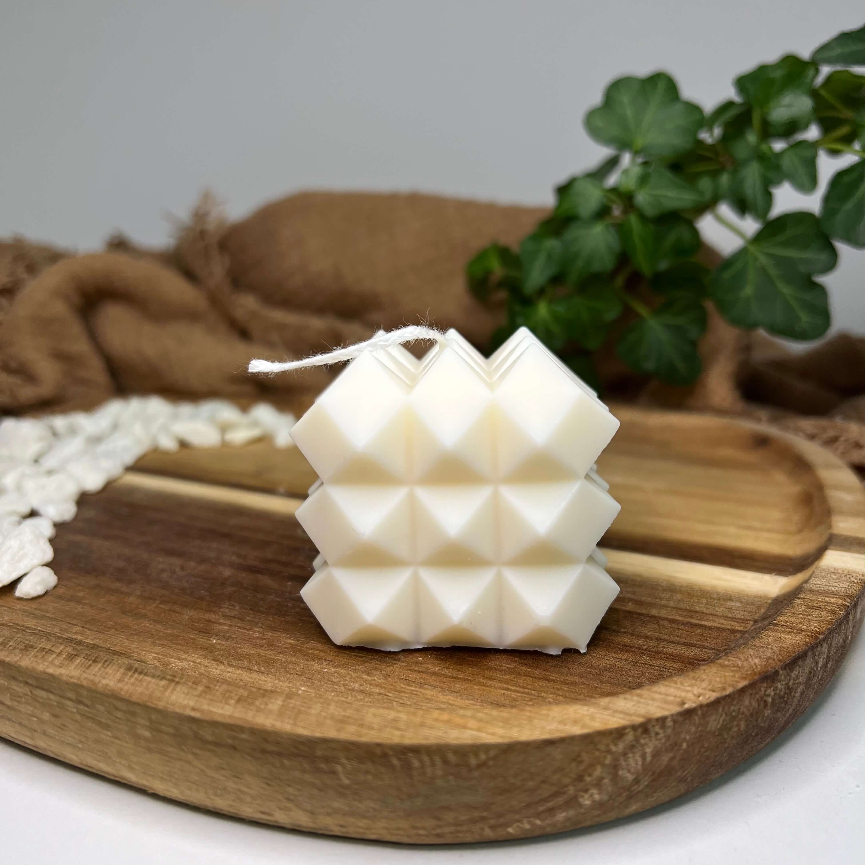 Hier ist unsere Crystal Core Flame Kerze. Diese Duftkerze ist in verschiedenen Düften erhältlich. Die Düfte haben einen angenehmen und beruhigenden Geruch. Sie ist perfekt für gemütliche und entspannte Tage, zudem ist sie frei von schädliche Inhaltsstoffen.