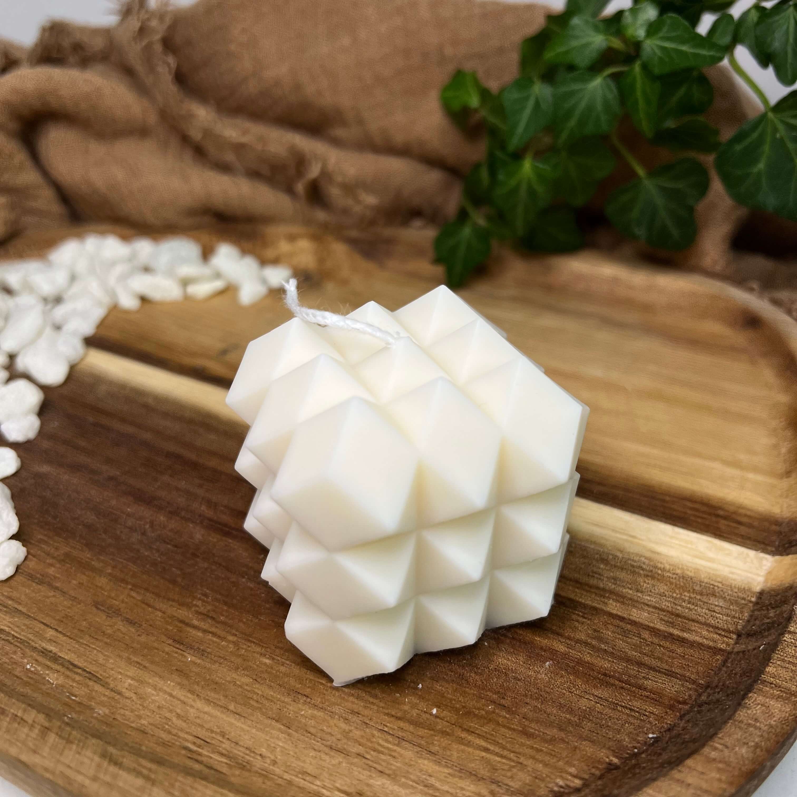 Diese Diamant/Kristall Kerze namens Crystal Core Flame ist das perfekte Geschenk. Egal ob Geburtstagsgeschenk, Gastgeschenk, Weihnachtsgeschenk, Ostergeschenk, Valentinstagsgeschenk oder Hochzeitsgeschenk, sie ist mit ihrem stilvollen Design ein Unikat.
