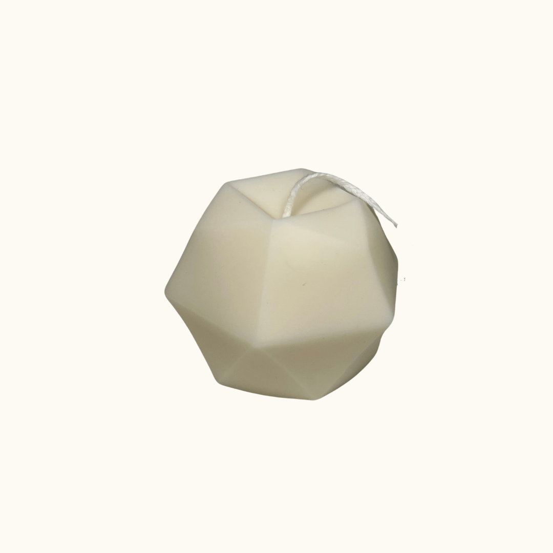 Auf diesem Bild sieht man unsere Crystal Harmony Kerze. Sie ist handgefertigt aus Bio Sojawachs, deswegen ist sie auch nachhaltig, vegan und umweltfreundlich.