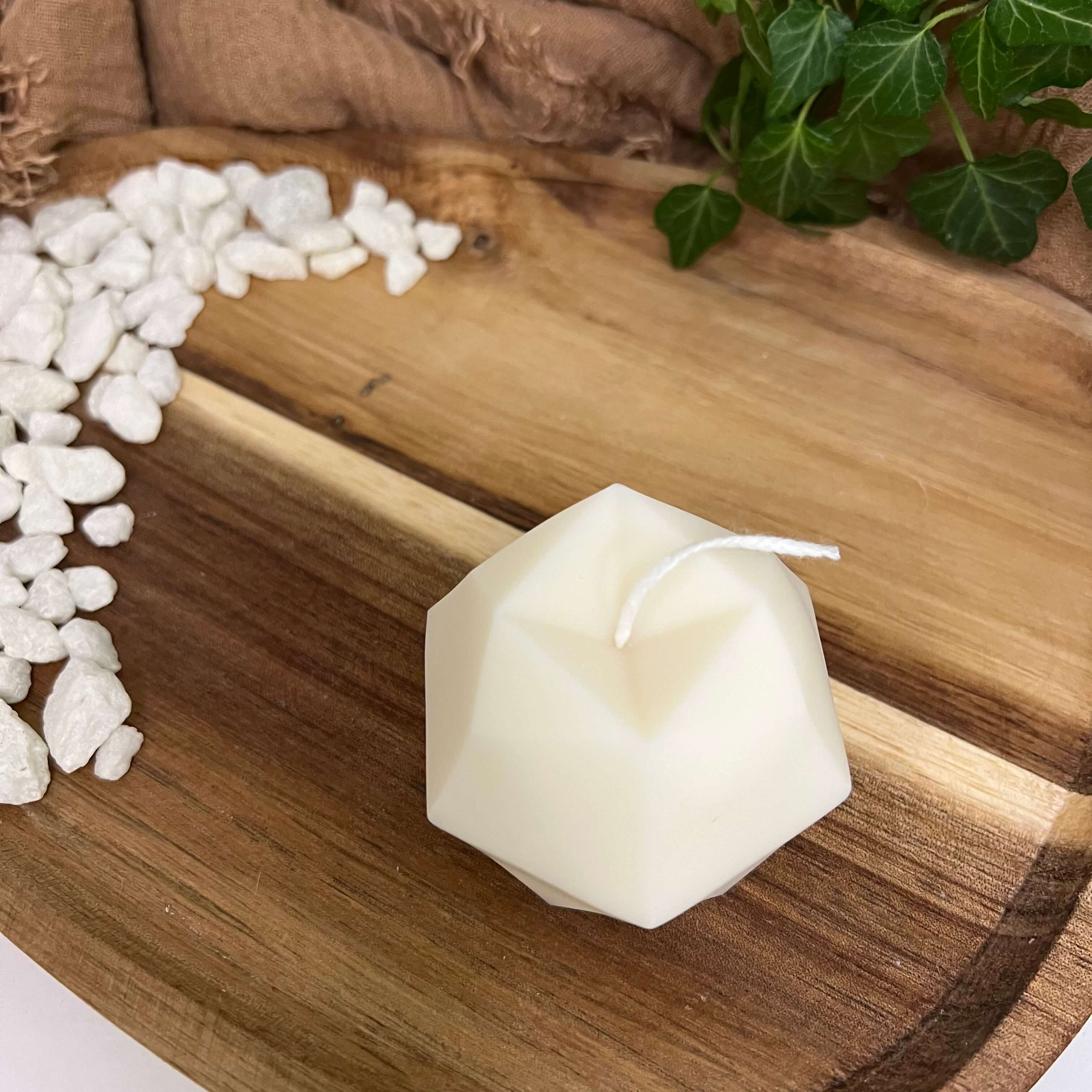 Die Crystal Harmony Kerze ist perfekt geeignet für Ostern, Weihnachten, Valentinstag und Geburtstage. Auch ist sie dank ihrem einzigartigen und stilvollen Design perfekt als Gastgeschenk geeignet. Handgemacht aus hochwertigem, nachhaltigem Sojawachs.