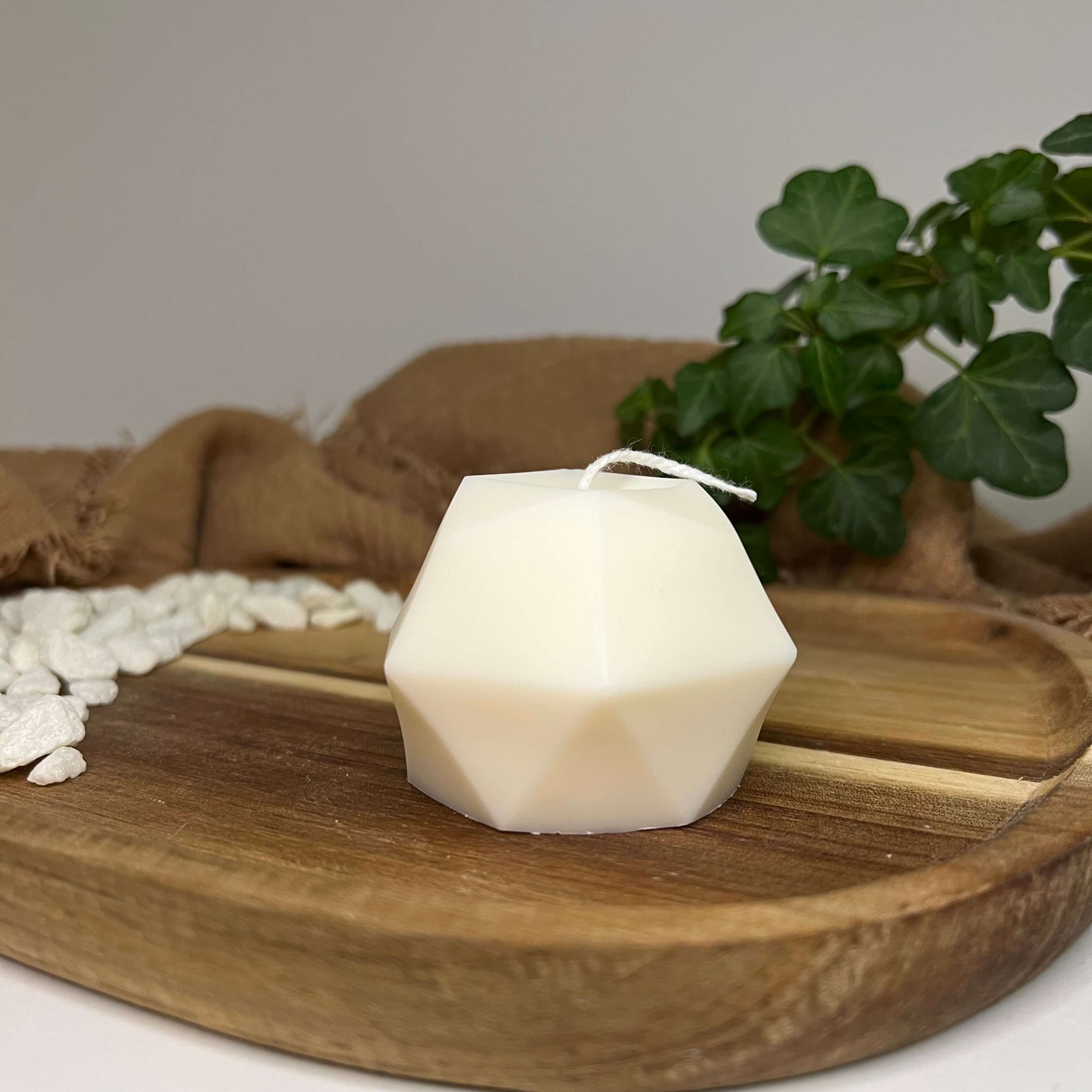 Unsere Crystal Harmony Kerze. Diese Duftkerze ist in verschiedenen Düften erhältlich. Die Düfte haben einen angenehmen und beruhigenden Geruch. Perfekt für entspannte Tage und gemütliche Abende.