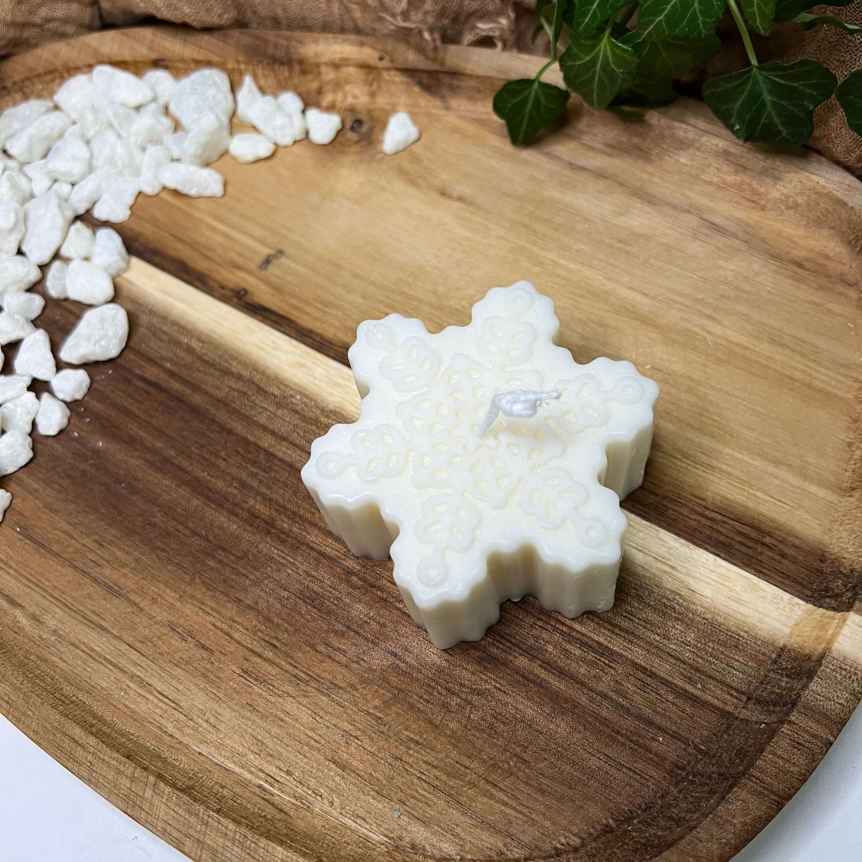 Unsere Crystal Snowfall Essence Weihnachtskerze. Sie ist das perfekte Weihnachtsgeschenk und Gastgeschenk. Das Schneeflocken Design macht sie einzigartig und stilvoll. Ein wahres Unikat, gefertigt aus Hand aus Sojawachs.