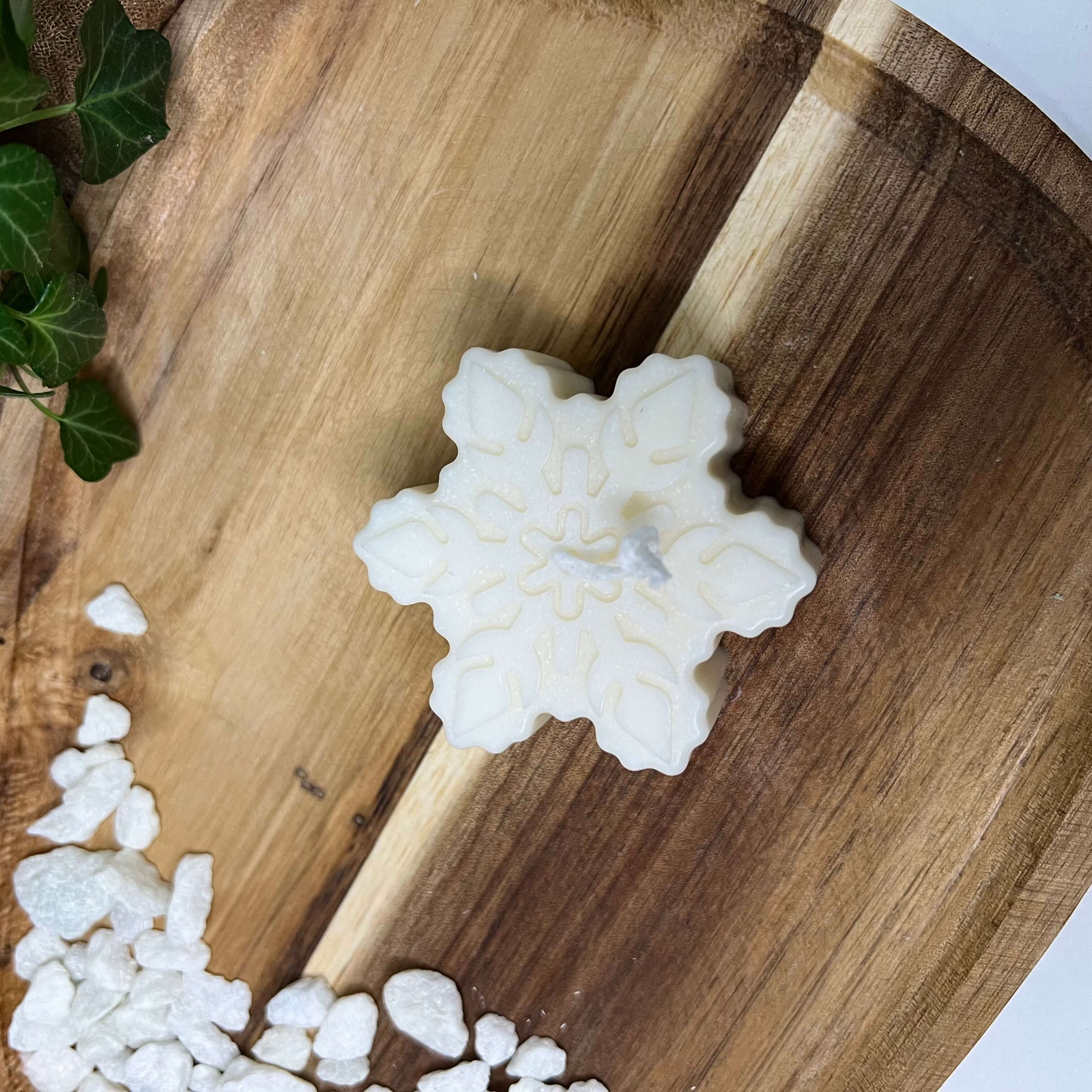 Unsere Crystal Snowfall Essence Weihnachtskerze. Sie ist das perfekte Weihnachtsgeschenk und Gastgeschenk. Das Schneeflocken Design macht sie einzigartig und stilvoll. Ein wahres Unikat, gefertigt aus Hand aus Sojawachs. Design 5.