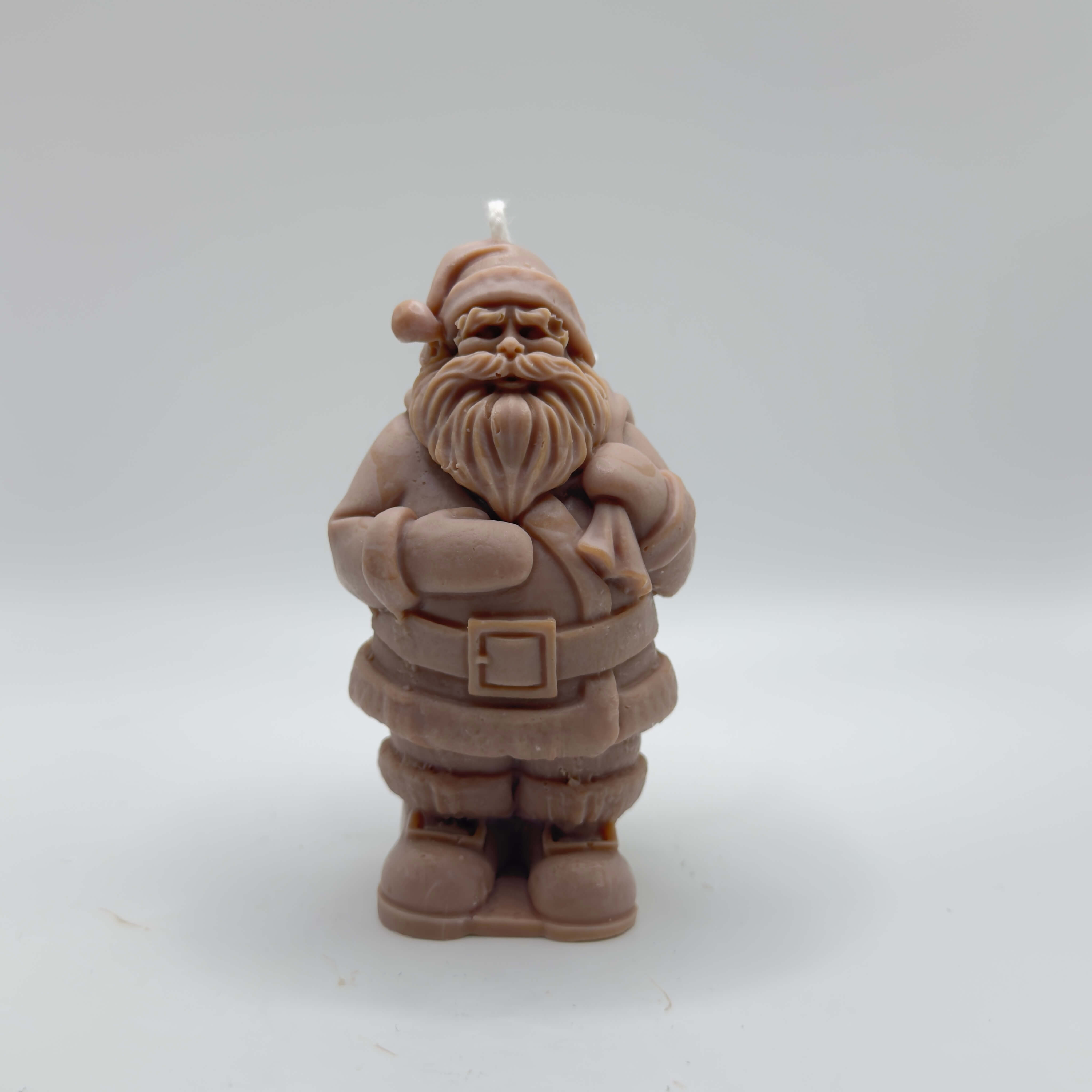 Dezente hellbraune Kerze in Form von Santa Claus, perfekt für minimalistische Weihnachtsdekoration.