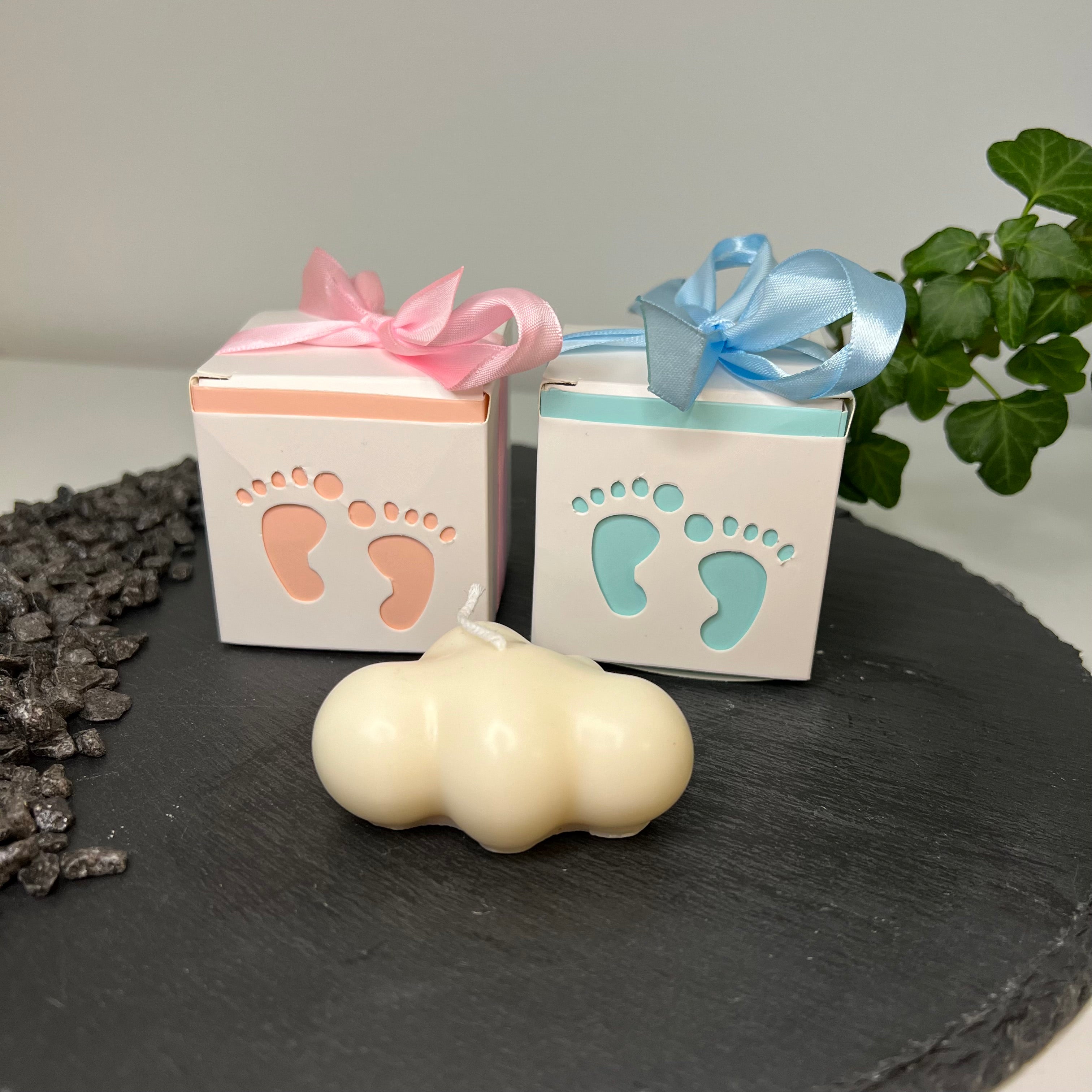 Hier sieht man unsere Dreamy Cloud Glow Gastgeschenk Kerze. Sie hat ein Wolken Design und sieht elegant und ästhetisch aus. Sie ist perfekt geeignet als Dekoration für jedes Zuhause.