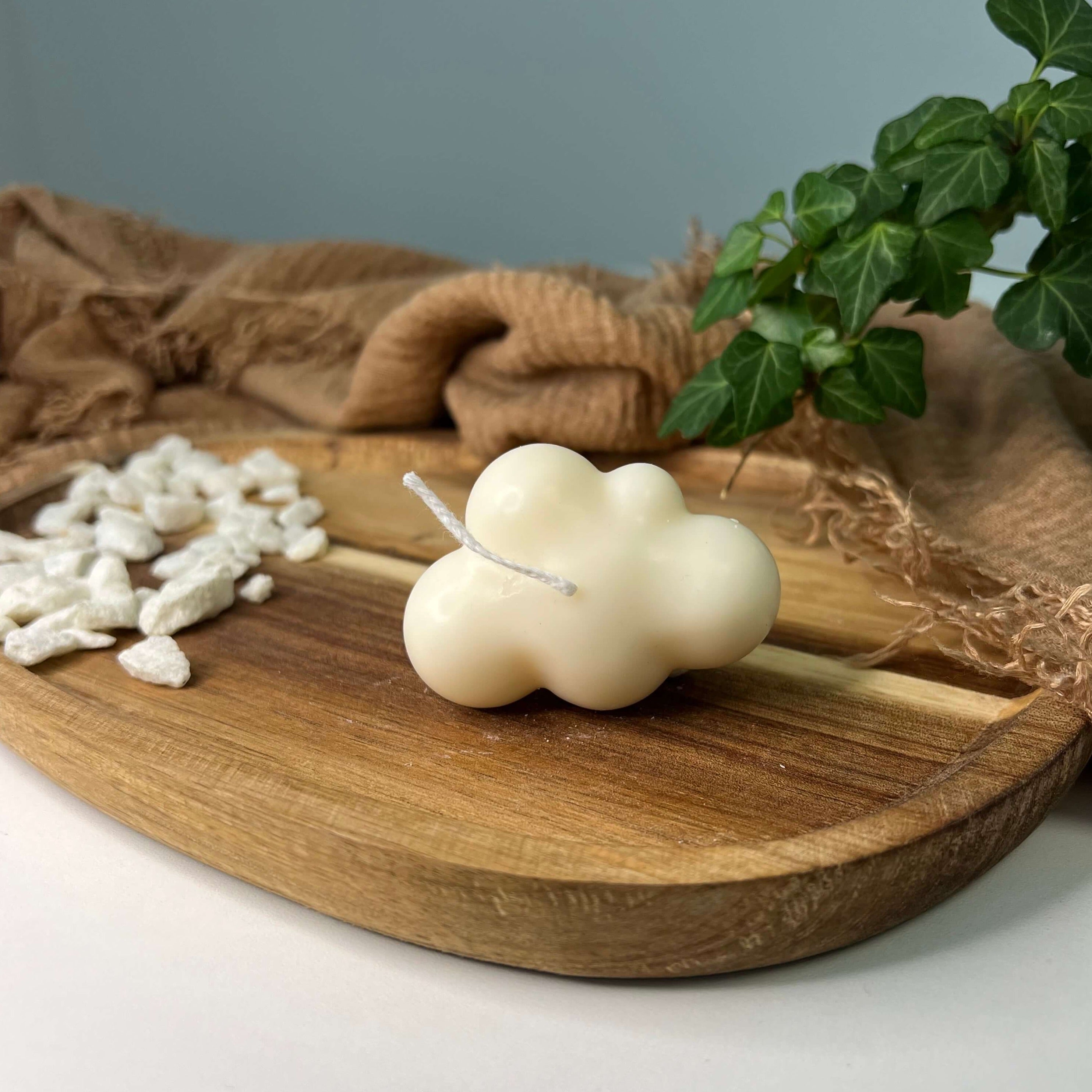 Hier sieht man unsere Dreamy Cloud Glow Kerze. Sie hat ein Wolken Design und sieht elegant und ästhetisch aus. Sie ist perfekt geeignet als Dekoration für jedes Zuhause.